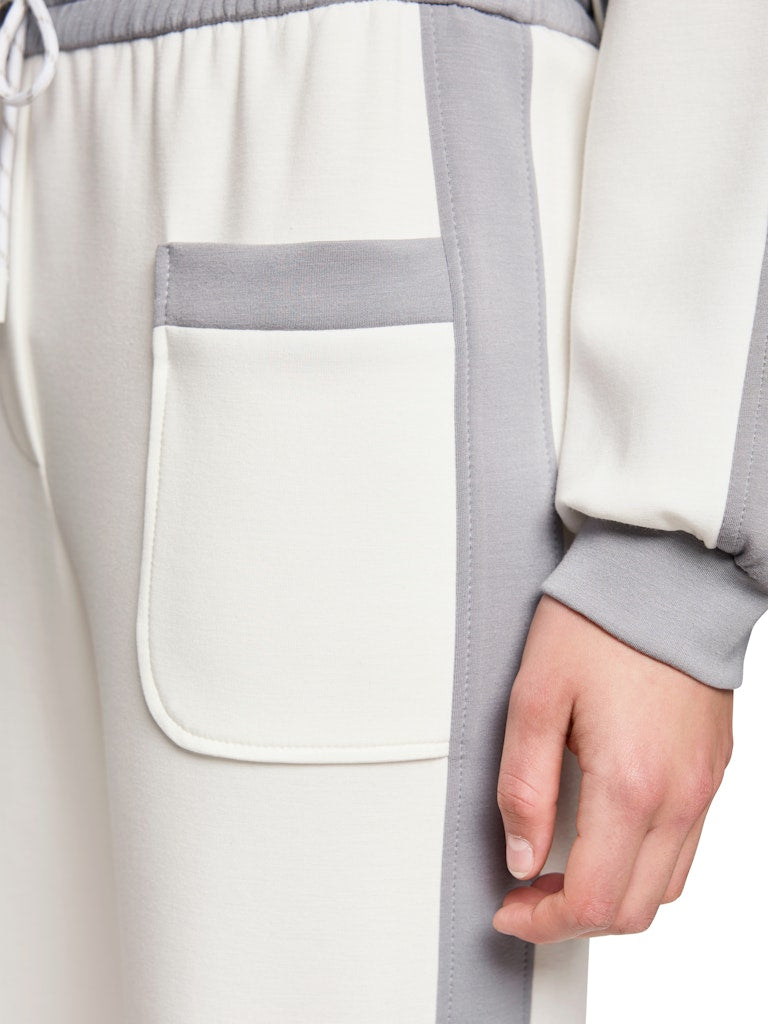 מכנסיים בעיצוב ספורטיבי בגזרה ישרה ונינוחה, עשויים מבד רך וגולש. עם תוספת דיטייל של פס בד בגוון אפור לאורך הרגל, שני כיסים קדמיים, ורצועת מותן אלסטית רחבה עם חוט קשירה.הרכב: 47% פוליאמיד, 44% ויסקוזה, 9% אלסטןהדוגמנית בגובה 1.79 ולובשת מידה 3 של מארק קיין