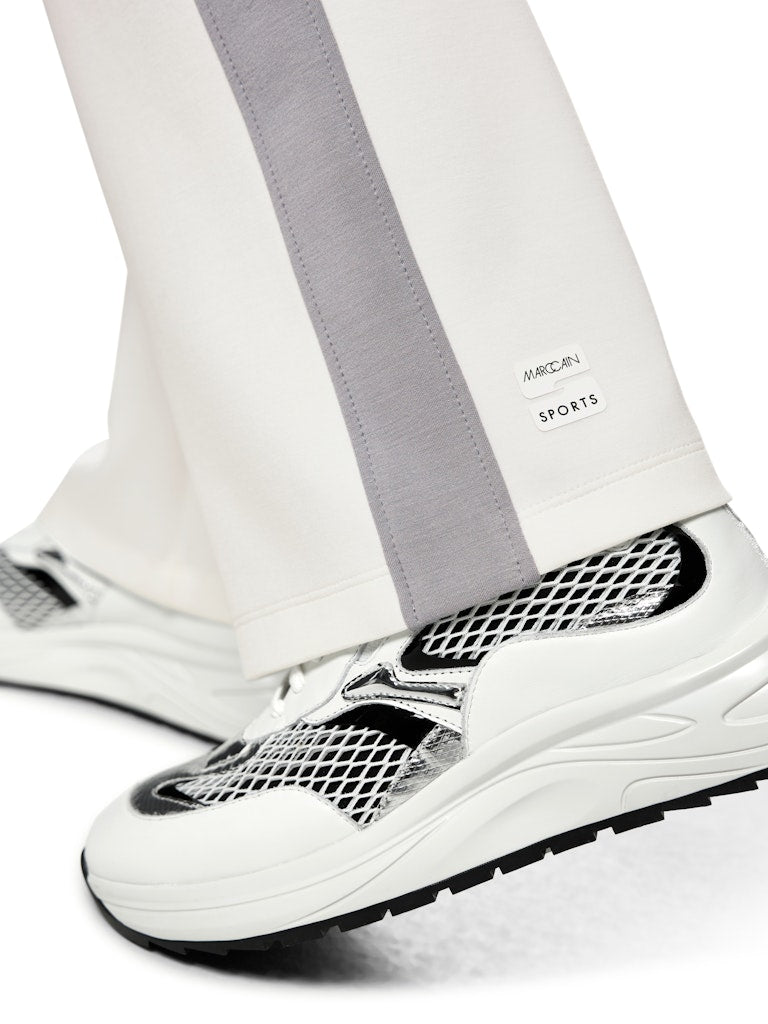 מכנסיים בעיצוב ספורטיבי בגזרה ישרה ונינוחה, עשויים מבד רך וגולש. עם תוספת דיטייל של פס בד בגוון אפור לאורך הרגל, שני כיסים קדמיים, ורצועת מותן אלסטית רחבה עם חוט קשירה.הרכב: 47% פוליאמיד, 44% ויסקוזה, 9% אלסטןהדוגמנית בגובה 1.79 ולובשת מידה 3 של מארק קיין