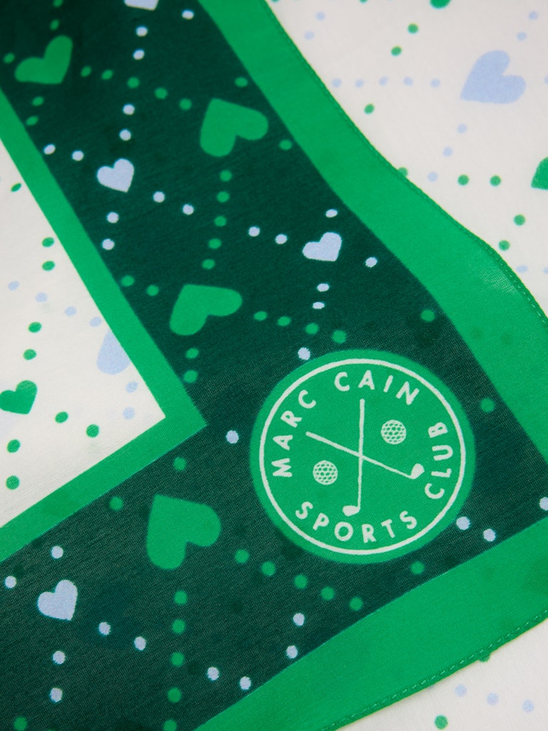 צעיף קשירה מרובע עשוי מתערובת כותנה-משי רכה ועדינה, בהדפס צבעוני בדוגמת לבבות.מידות: אורך- 65 ס"מ, רוחב- 65 ס"מהרכב: 77% כותנה, 23% משי