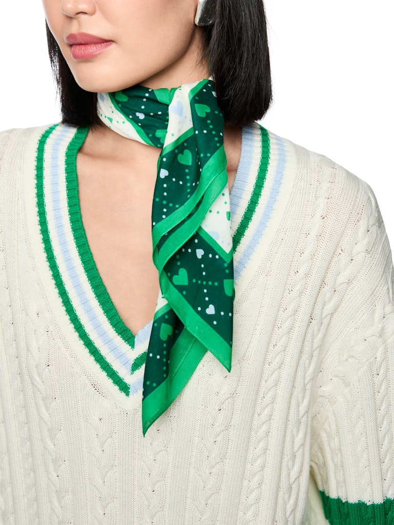 צעיף קשירה מרובע עשוי מתערובת כותנה-משי רכה ועדינה, בהדפס צבעוני בדוגמת לבבות.מידות: אורך- 65 ס"מ, רוחב- 65 ס"מהרכב: 77% כותנה, 23% משי