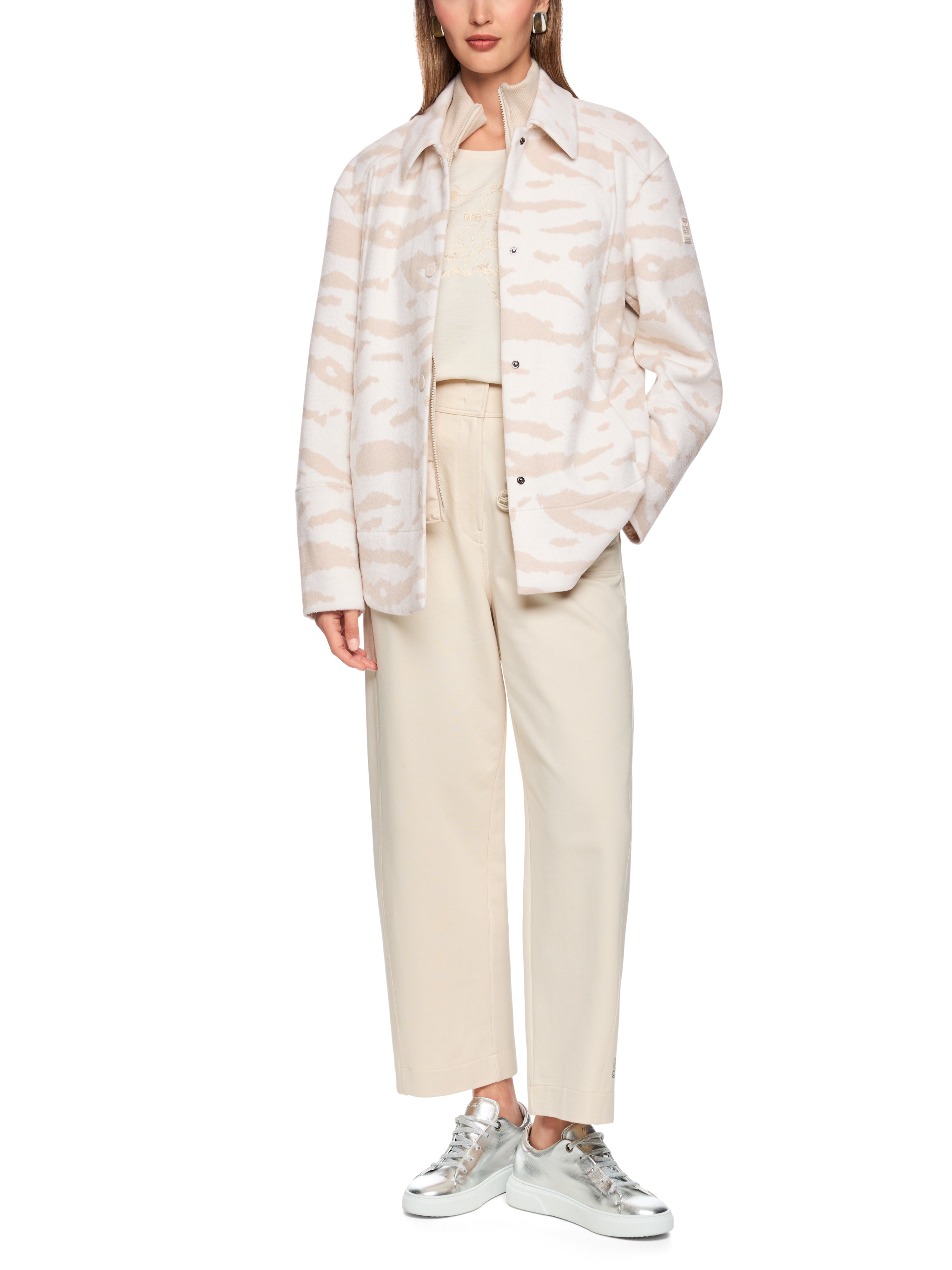 ז'קט ספורטיבי בגזרה ישרה עם כפתורי לחץ וסגירת רוכסןהרכב: 50% פוליאמיד, 50% צמרהדוגמנית בגובה 1.79 ולובשת מידה 3 של מארק קיין