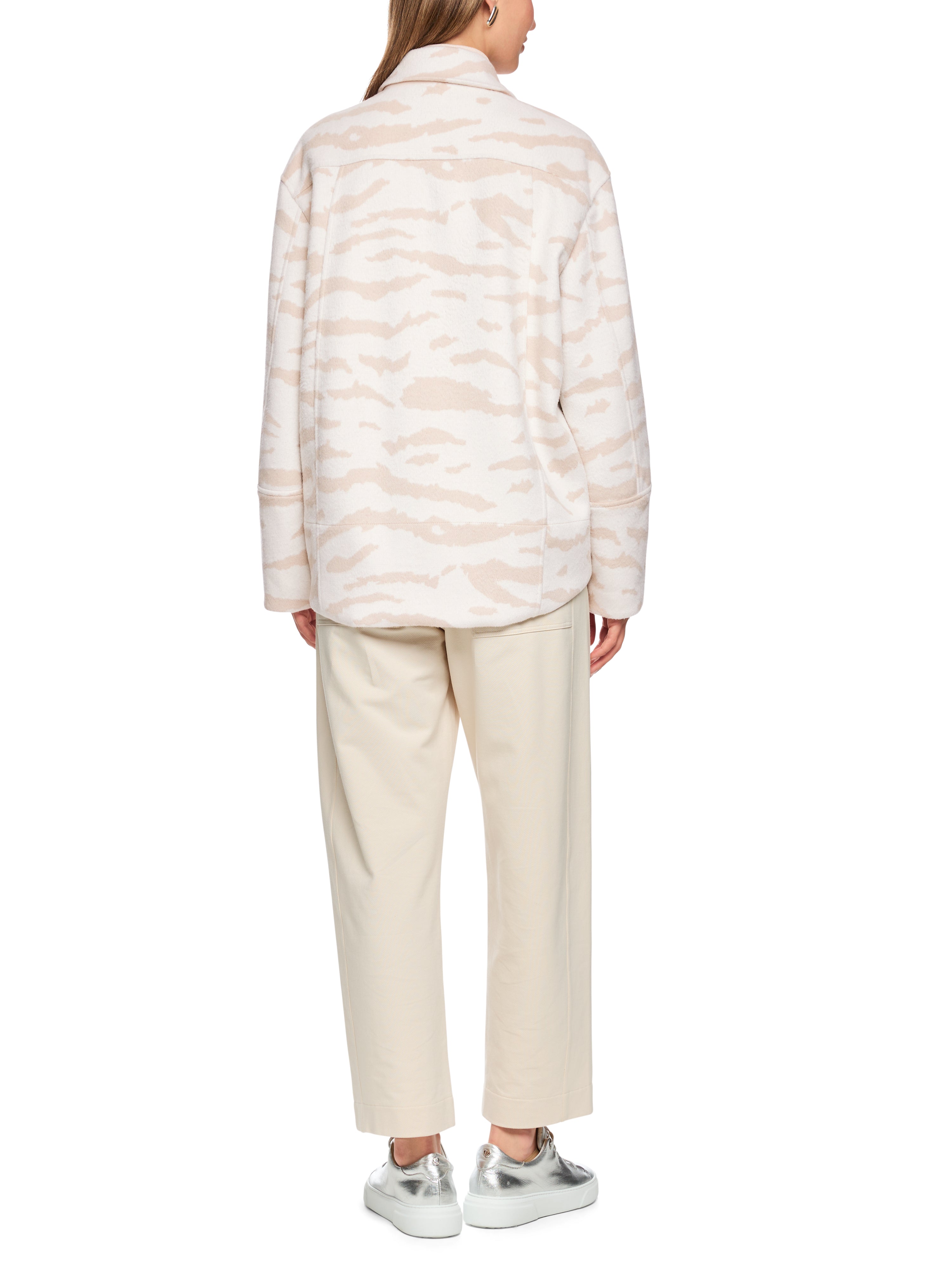 ז'קט ספורטיבי בגזרה ישרה עם כפתורי לחץ וסגירת רוכסןהרכב: 50% פוליאמיד, 50% צמרהדוגמנית בגובה 1.79 ולובשת מידה 3 של מארק קיין