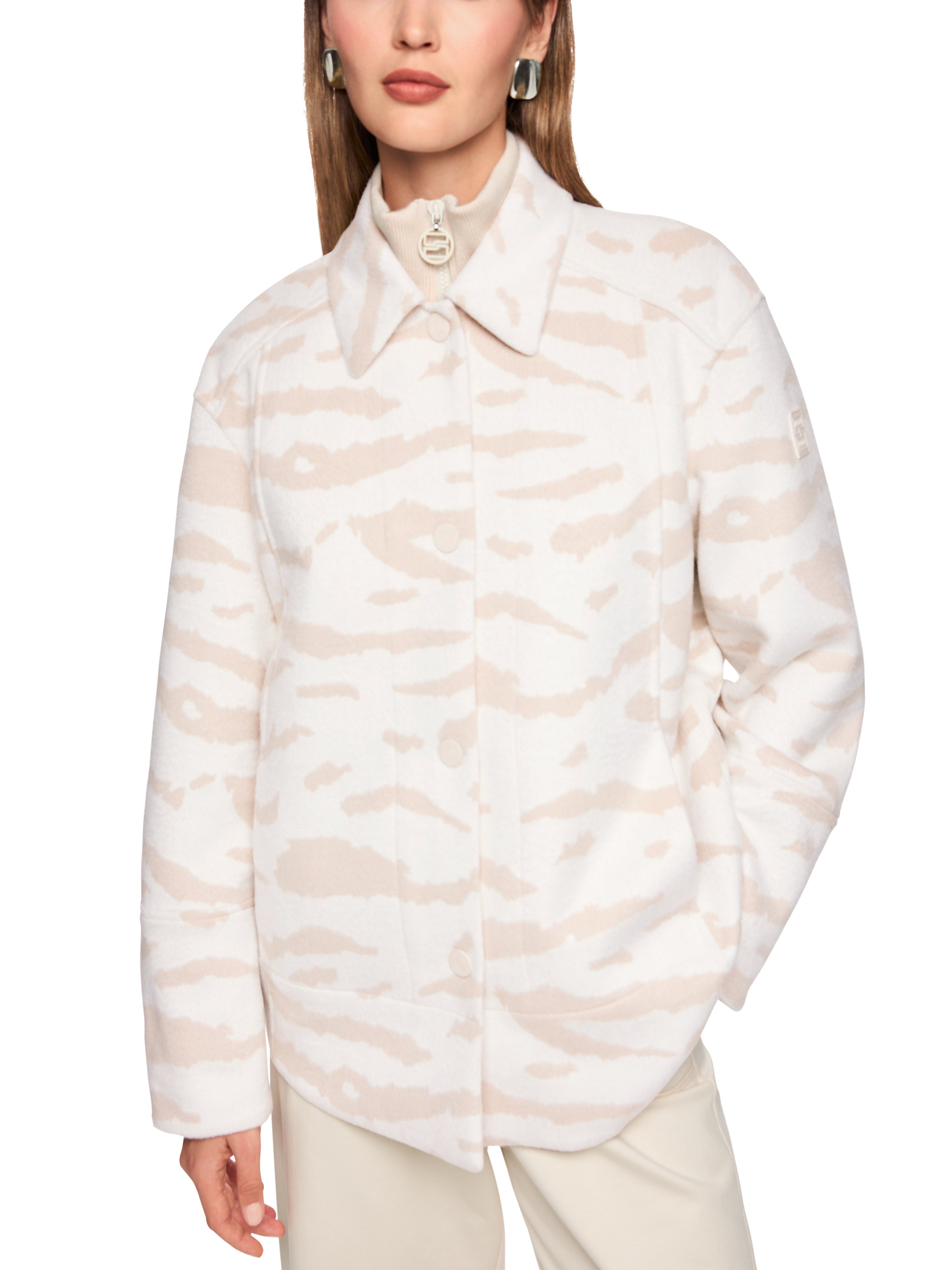 ז'קט ספורטיבי בגזרה ישרה עם כפתורי לחץ וסגירת רוכסןהרכב: 50% פוליאמיד, 50% צמרהדוגמנית בגובה 1.79 ולובשת מידה 3 של מארק קיין