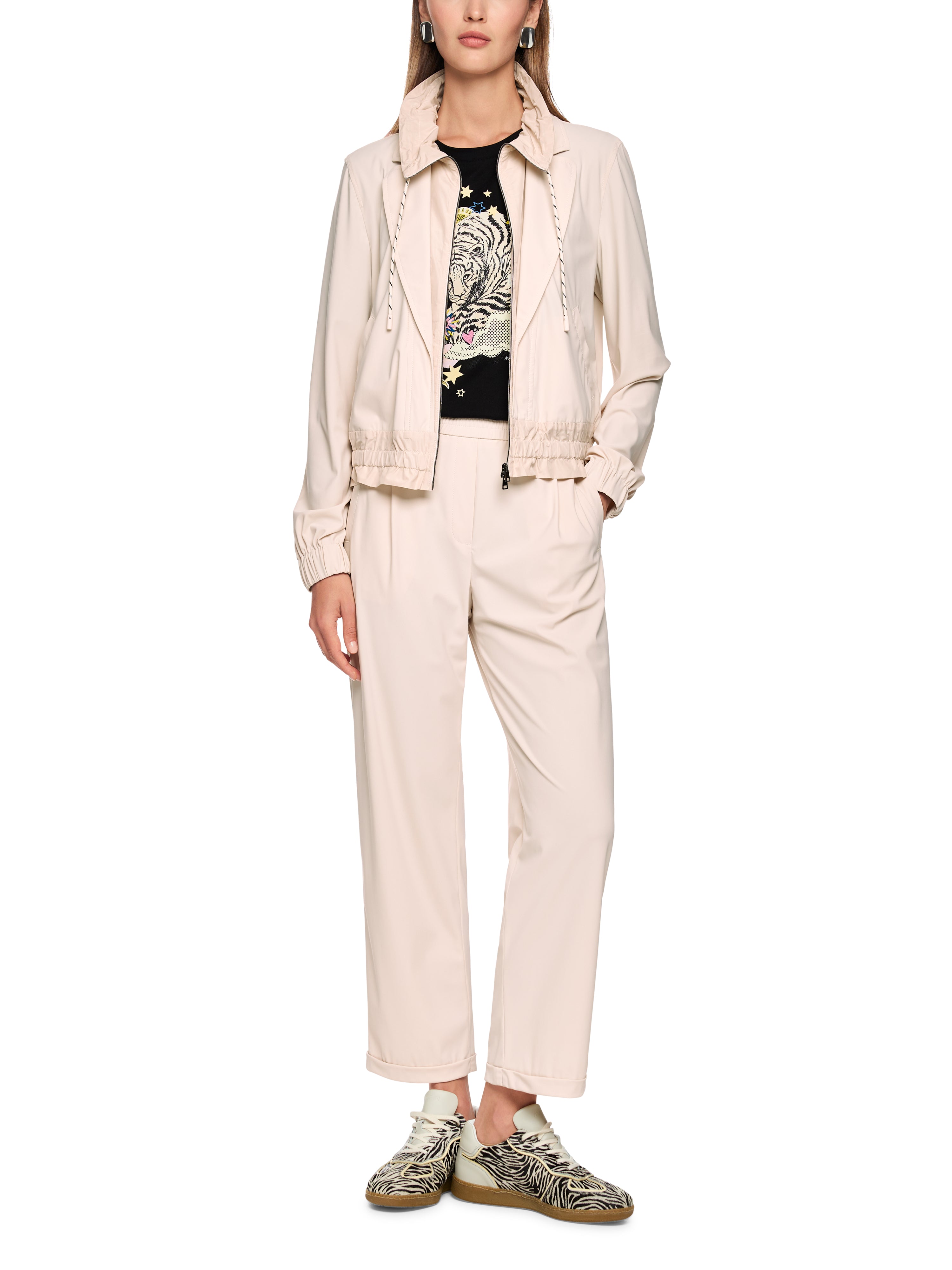 ז'קט סגנון ספורטיבי בגזרה ישרה עם סגירת רוכסן וכיסים צדדייםהרכב: 62% פוליאמיד, 27% אלסטן, 11% פוליאמידהדוגמנית בגובה 1.79 ולובשת מידה 3 של מארק קיין