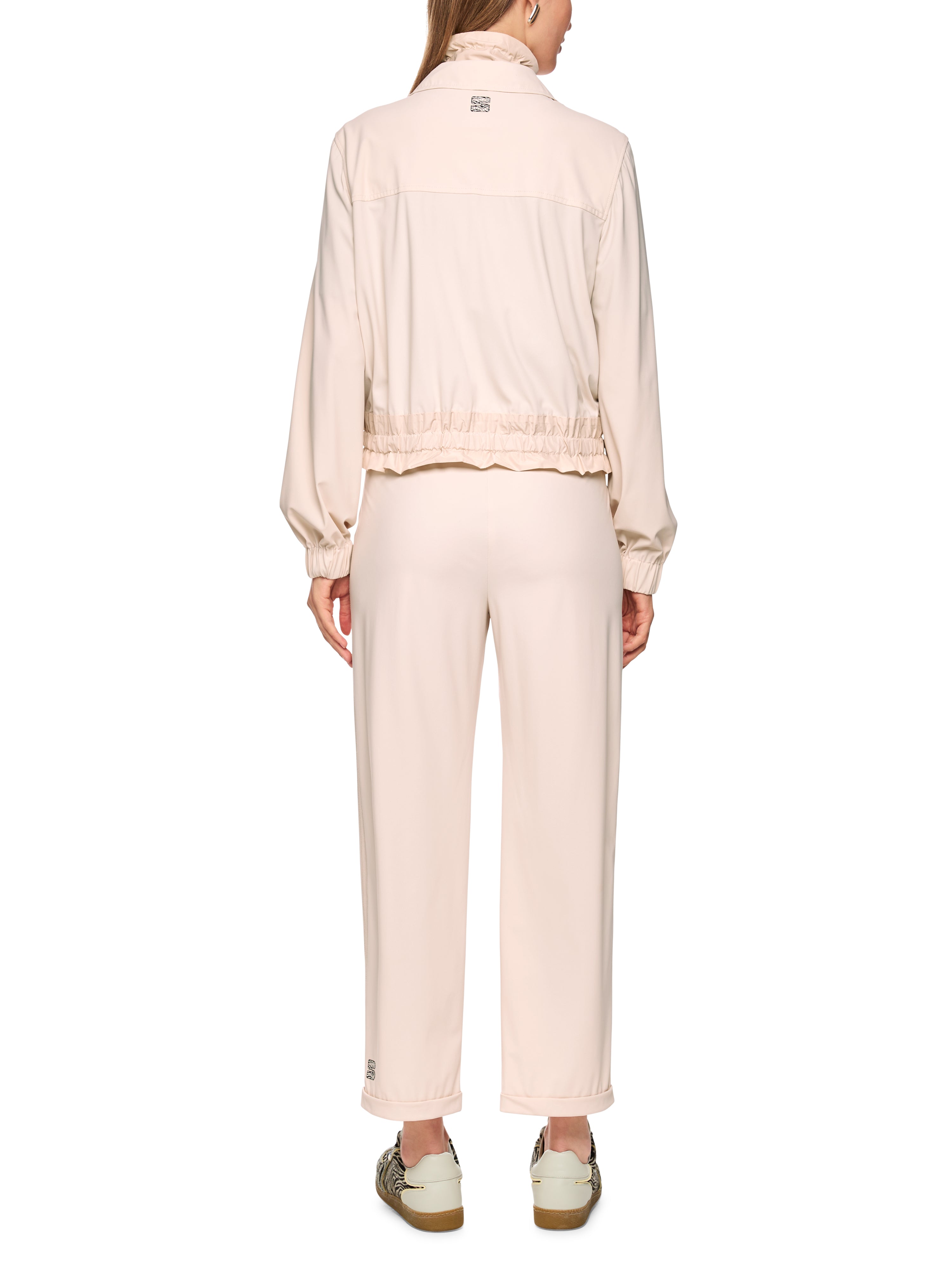 ז'קט סגנון ספורטיבי בגזרה ישרה עם סגירת רוכסן וכיסים צדדייםהרכב: 62% פוליאמיד, 27% אלסטן, 11% פוליאמידהדוגמנית בגובה 1.79 ולובשת מידה 3 של מארק קיין