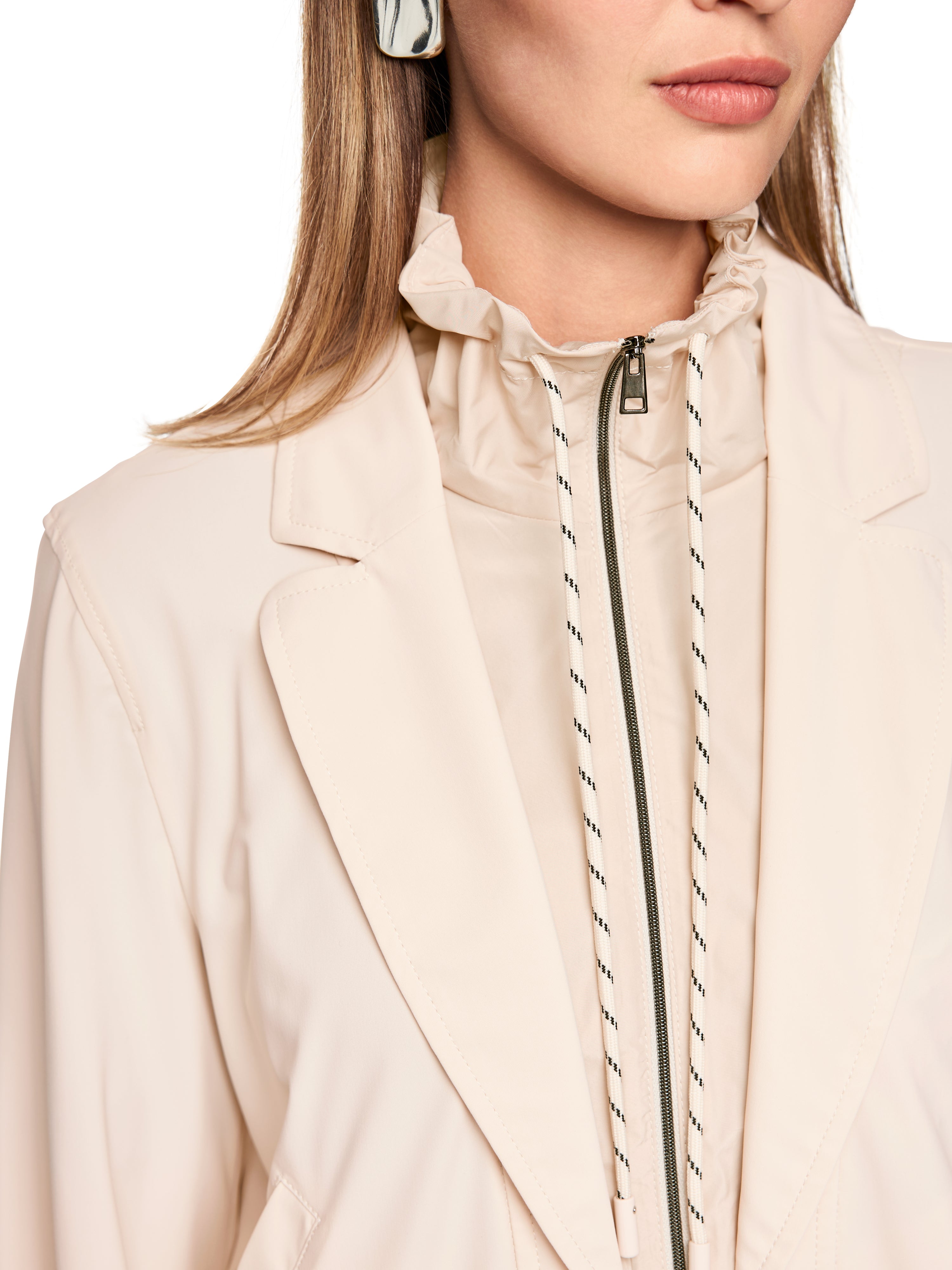 ז'קט סגנון ספורטיבי בגזרה ישרה עם סגירת רוכסן וכיסים צדדייםהרכב: 62% פוליאמיד, 27% אלסטן, 11% פוליאמידהדוגמנית בגובה 1.79 ולובשת מידה 3 של מארק קיין