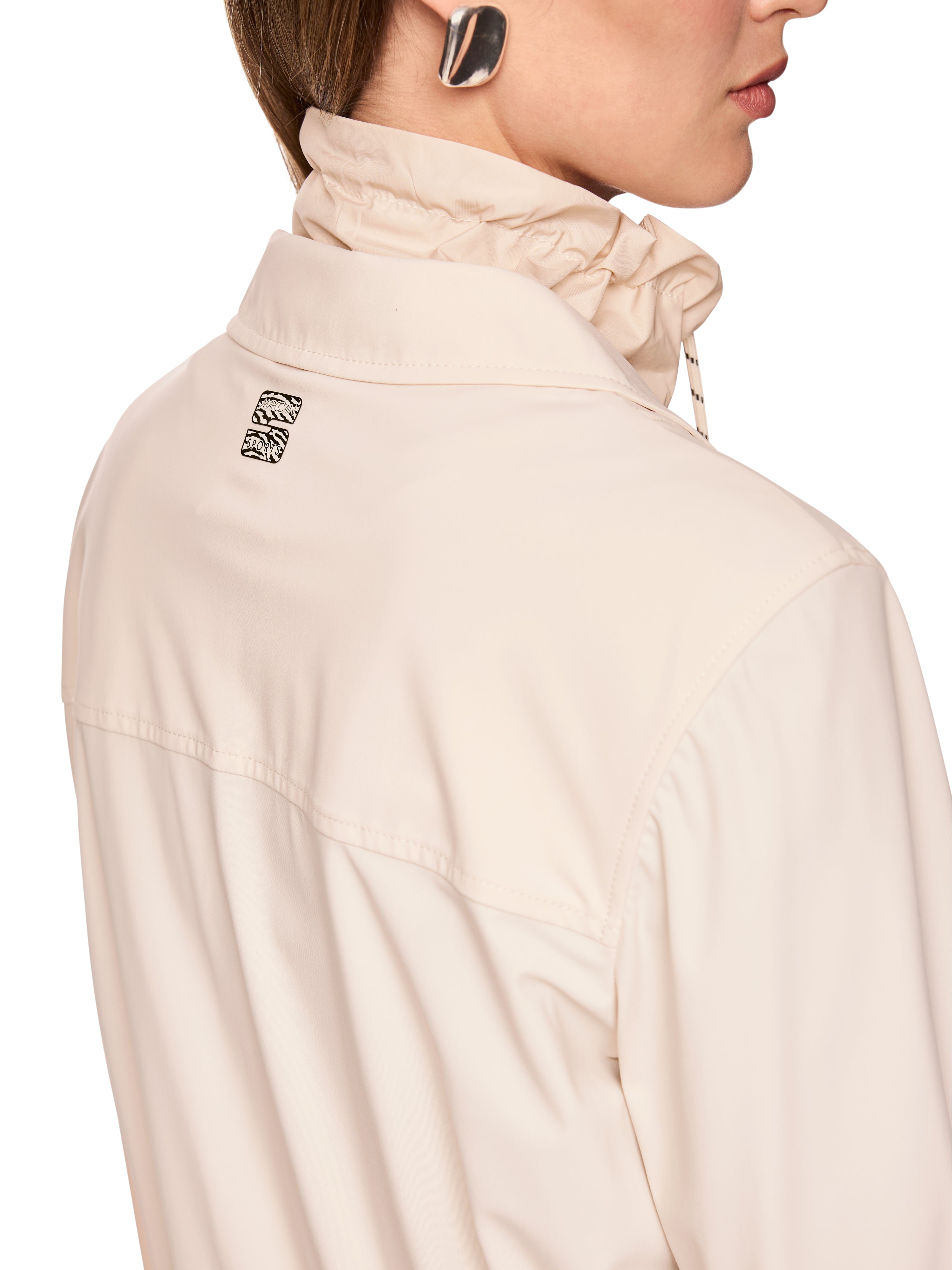 ז'קט סגנון ספורטיבי בגזרה ישרה עם סגירת רוכסן וכיסים צדדייםהרכב: 62% פוליאמיד, 27% אלסטן, 11% פוליאמידהדוגמנית בגובה 1.79 ולובשת מידה 3 של מארק קיין