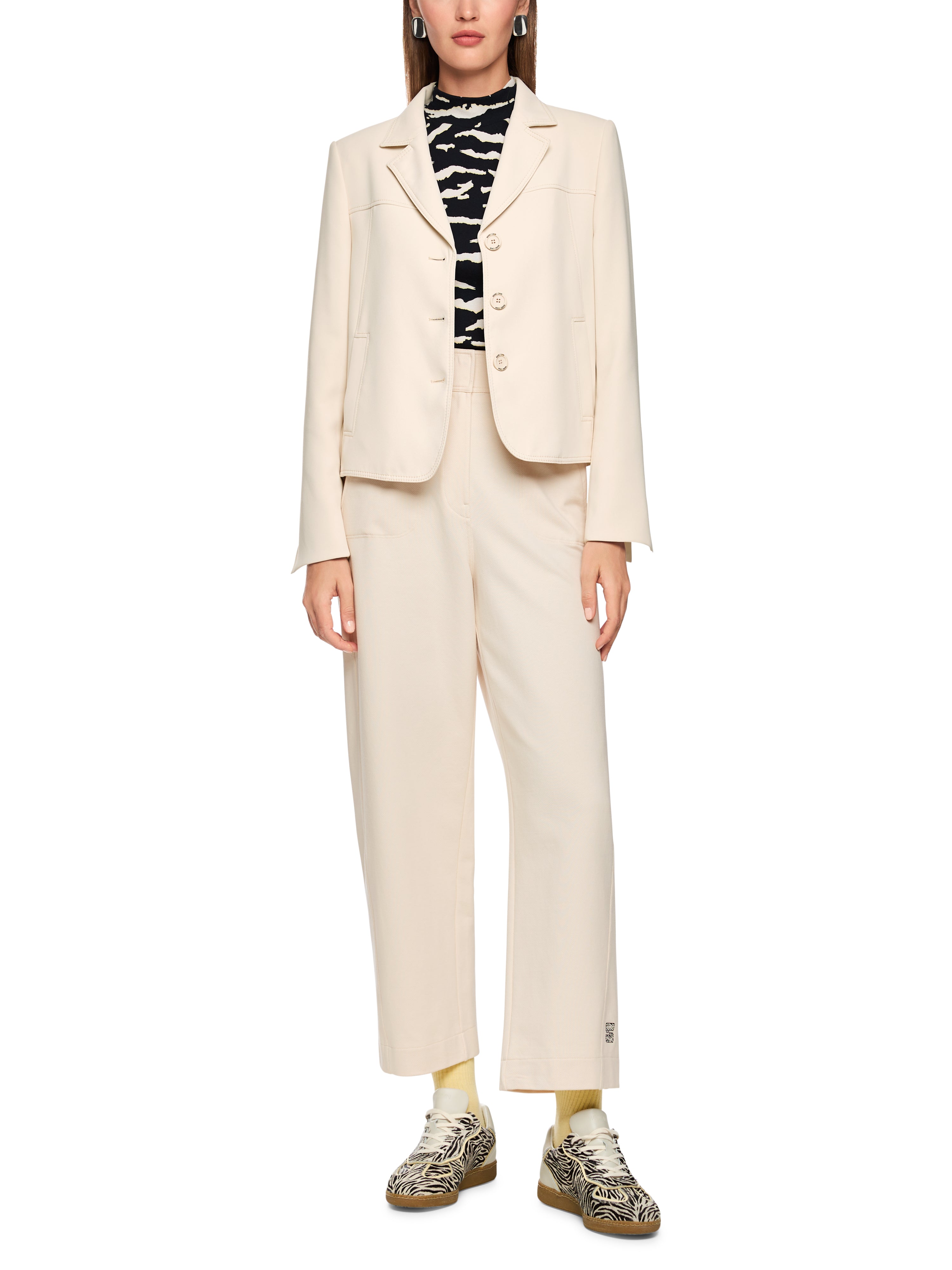 בלייזר ספורטיבי בגזרה ישרה עם עם צווארון דש וכיסים צדדייםהרכב: 100% פוליאסטרהדוגמנית בגובה 1.79 ולובשת מידה 3 של מארק קיין