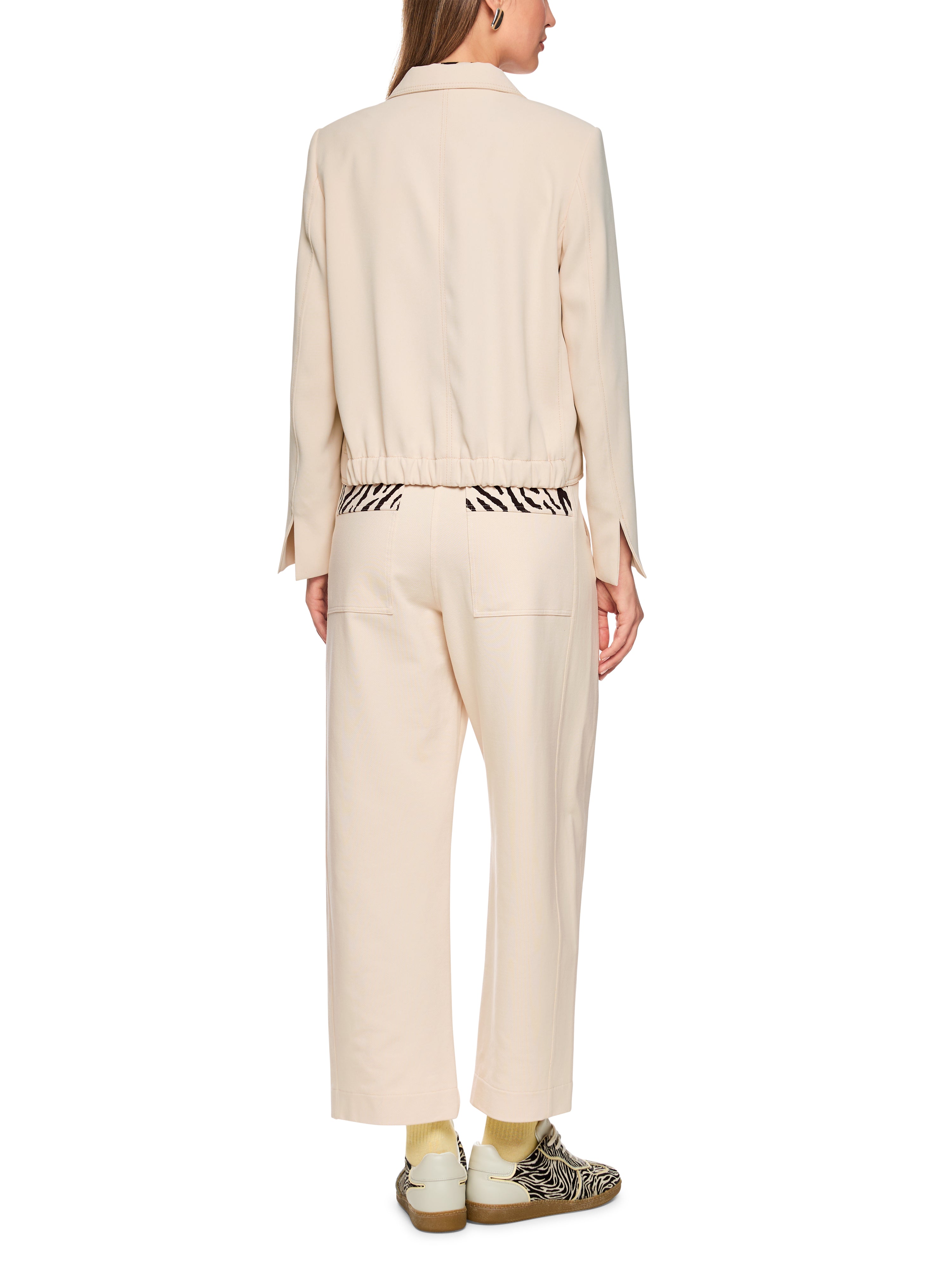 בלייזר ספורטיבי בגזרה ישרה עם עם צווארון דש וכיסים צדדייםהרכב: 100% פוליאסטרהדוגמנית בגובה 1.79 ולובשת מידה 3 של מארק קיין