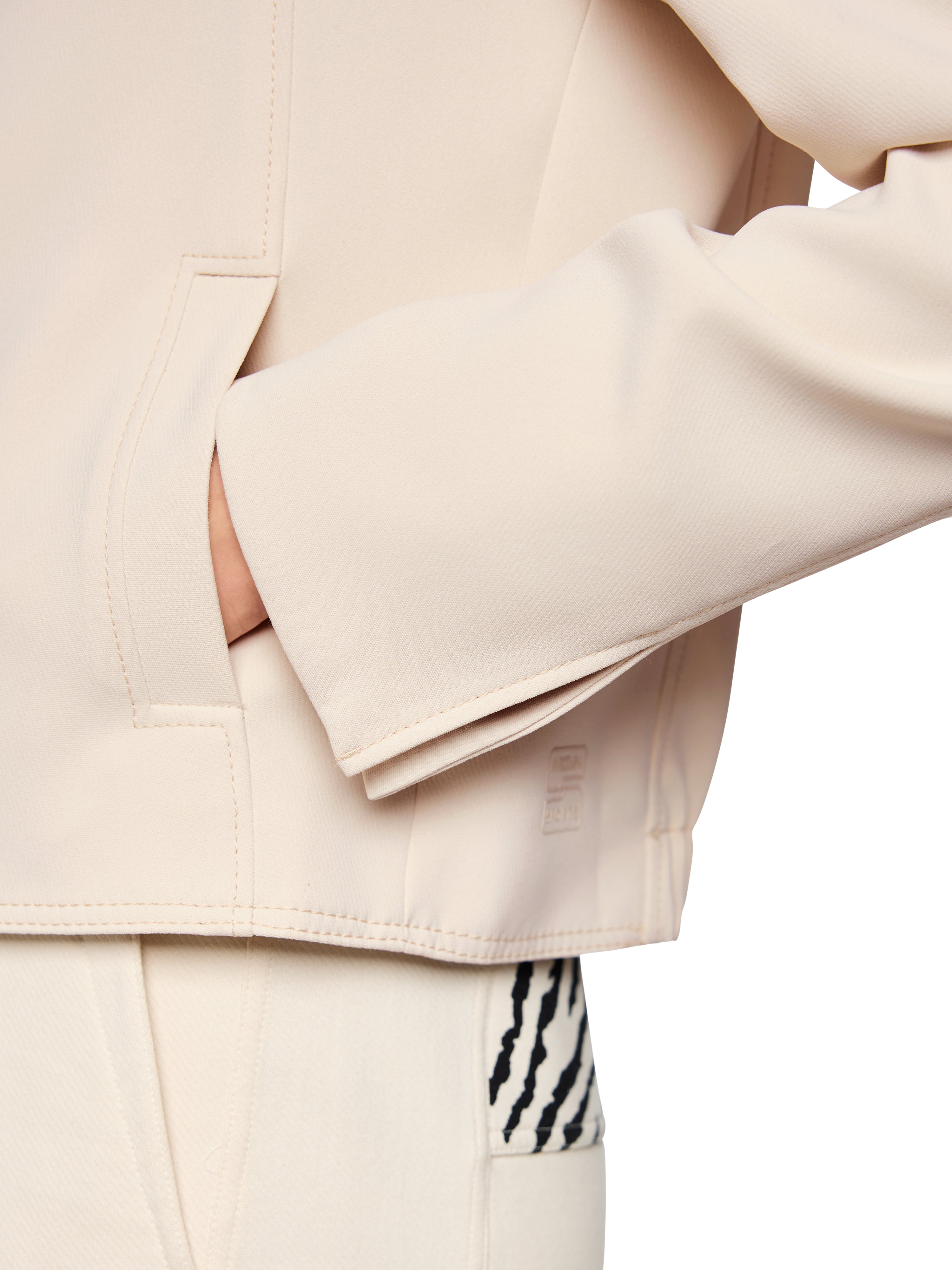 בלייזר ספורטיבי בגזרה ישרה עם עם צווארון דש וכיסים צדדייםהרכב: 100% פוליאסטרהדוגמנית בגובה 1.79 ולובשת מידה 3 של מארק קיין