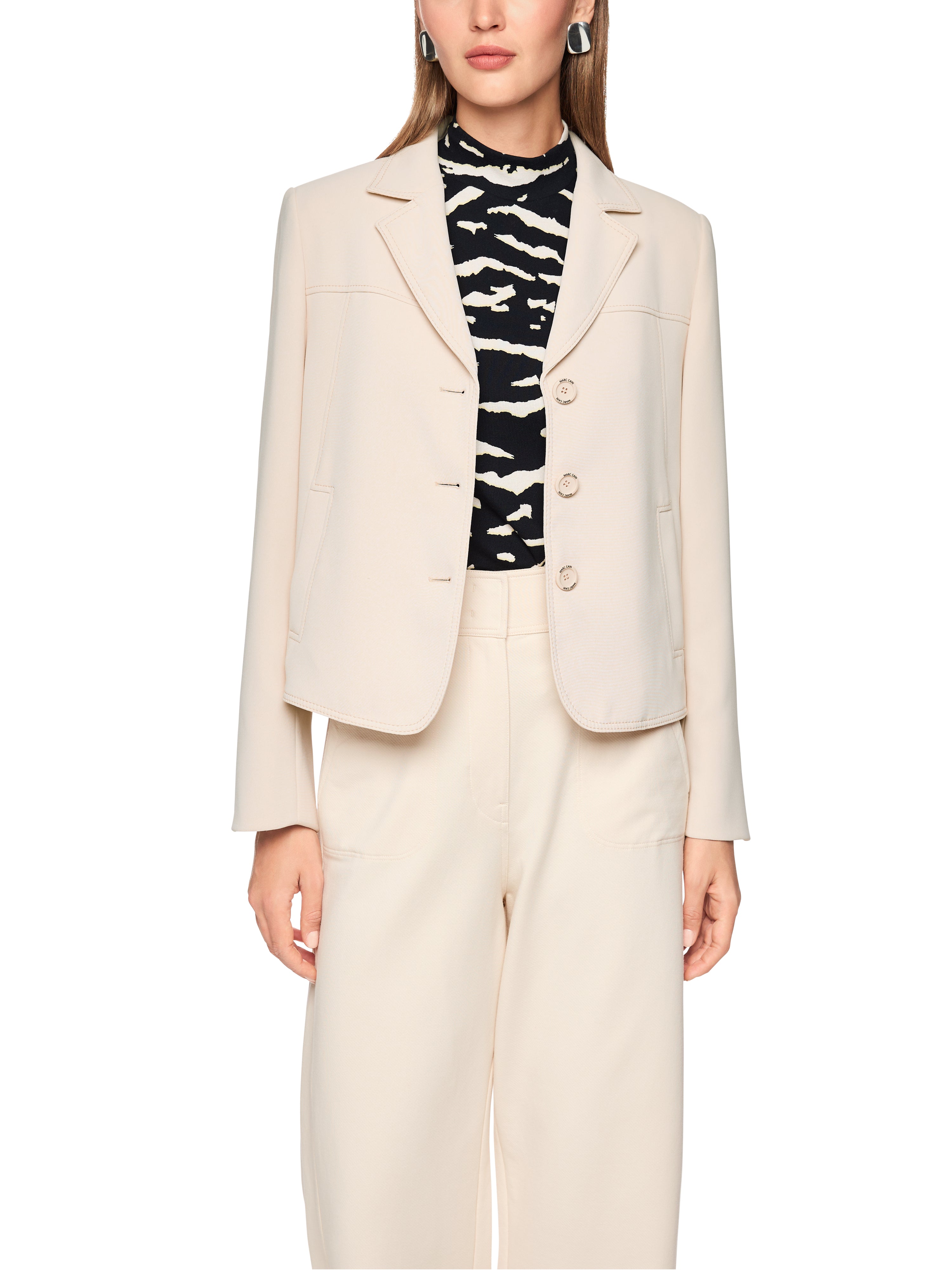 בלייזר ספורטיבי בגזרה ישרה עם עם צווארון דש וכיסים צדדייםהרכב: 100% פוליאסטרהדוגמנית בגובה 1.79 ולובשת מידה 3 של מארק קיין