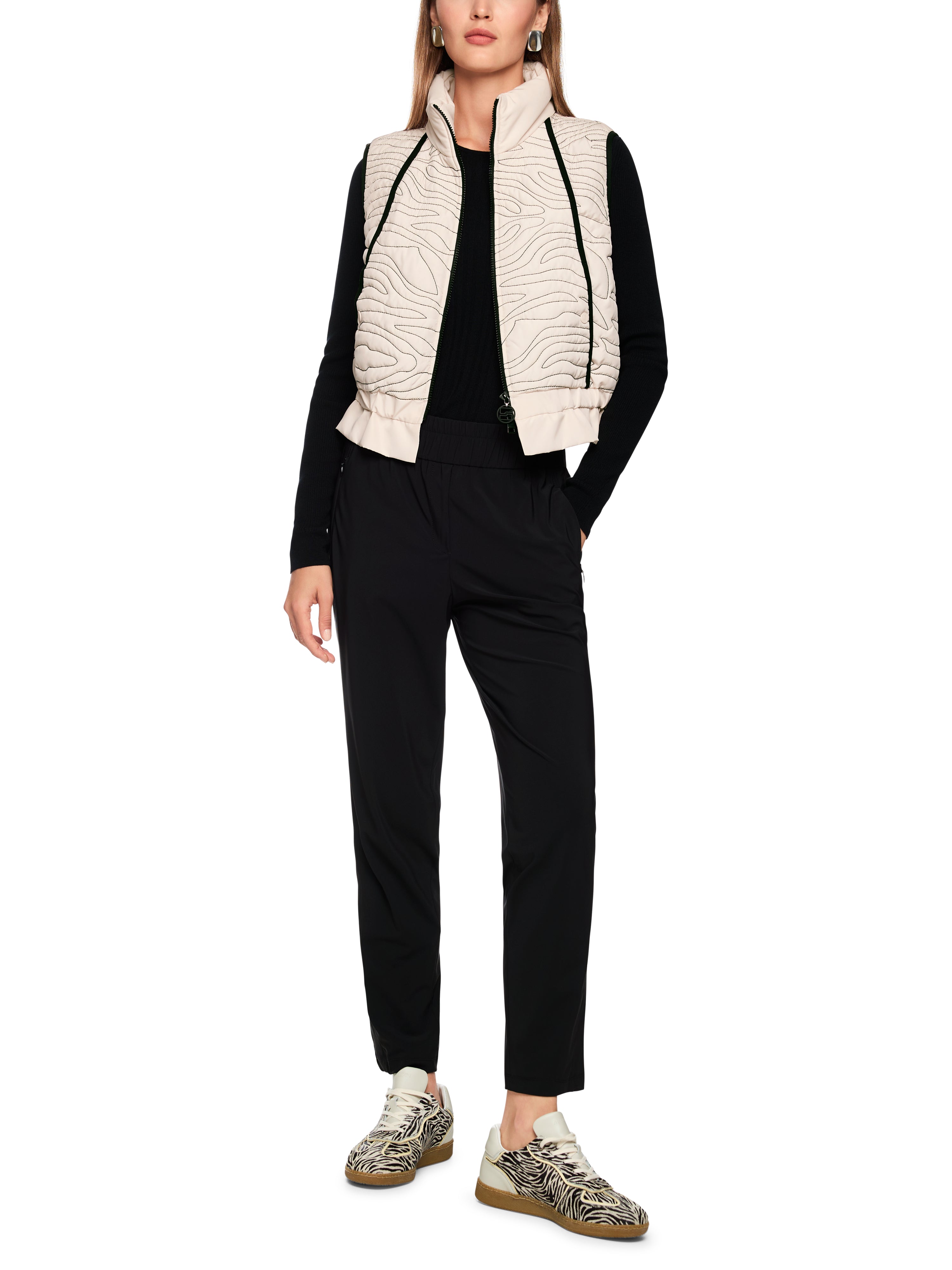 ווסט מרופד בגזרה רחבה עם סגירת רוכסן וכיסים צדדייםהרכב: 100% פוליאסטרהדוגמנית בגובה 1.79 ולובשת מידה 3 של מארק קיין