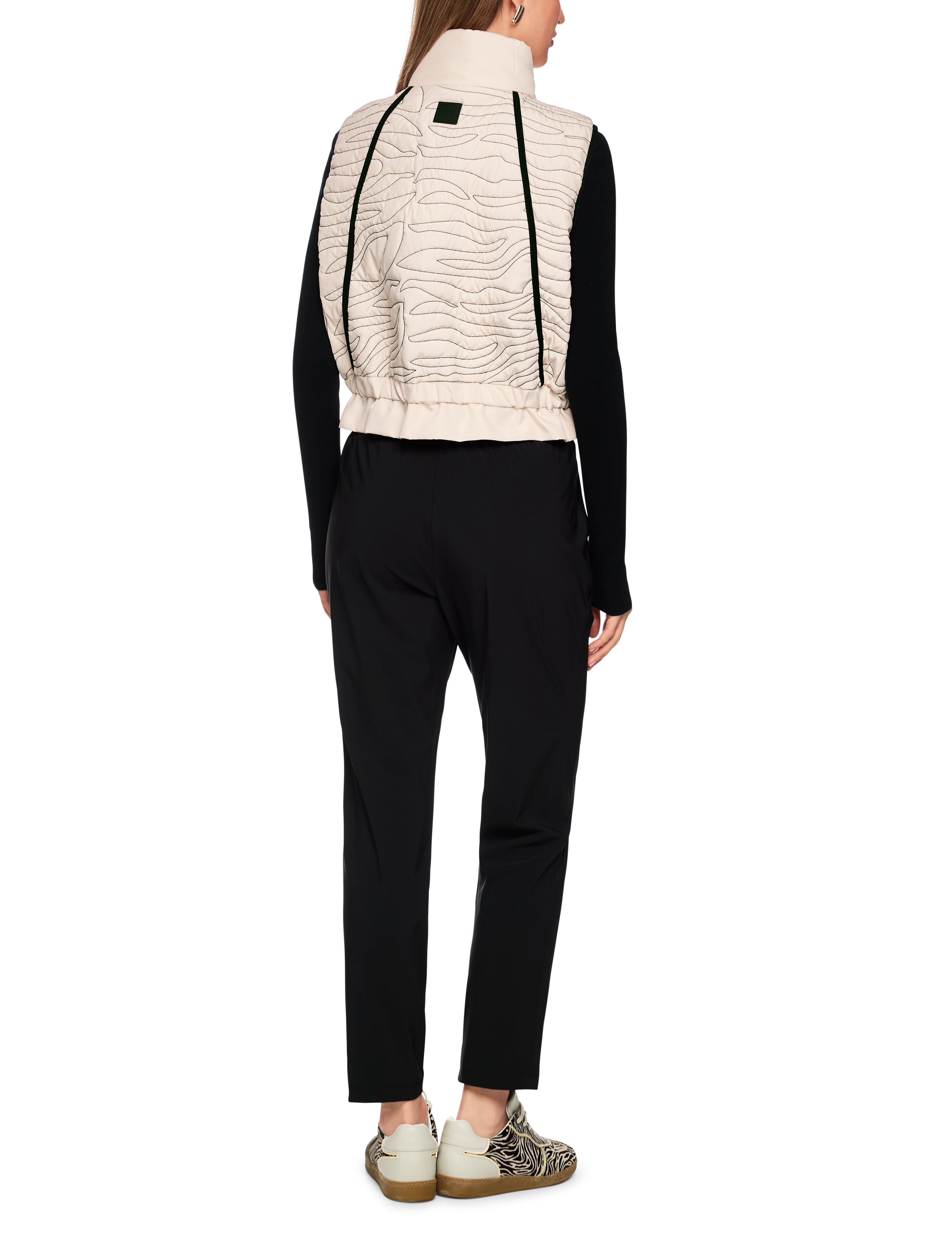 ווסט מרופד בגזרה רחבה עם סגירת רוכסן וכיסים צדדייםהרכב: 100% פוליאסטרהדוגמנית בגובה 1.79 ולובשת מידה 3 של מארק קיין