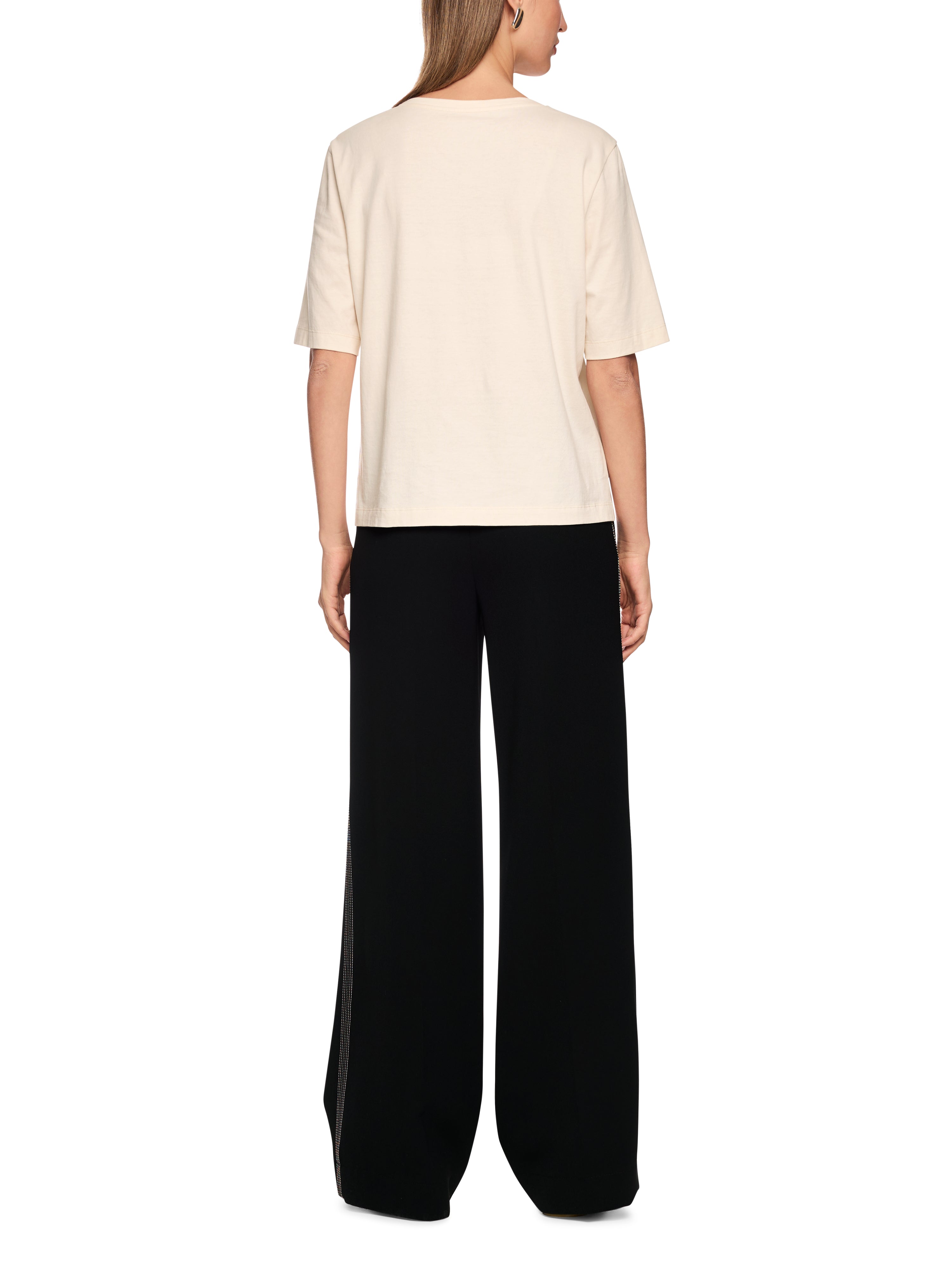 חולצת טי בגזרה רחבה עם צווארון עגול והדפס רקמה בעיטור חרוזיםהרכב: 100% כותנההדוגמנית בגובה 1.79 ולובשת מידה 3 של מארק קיין