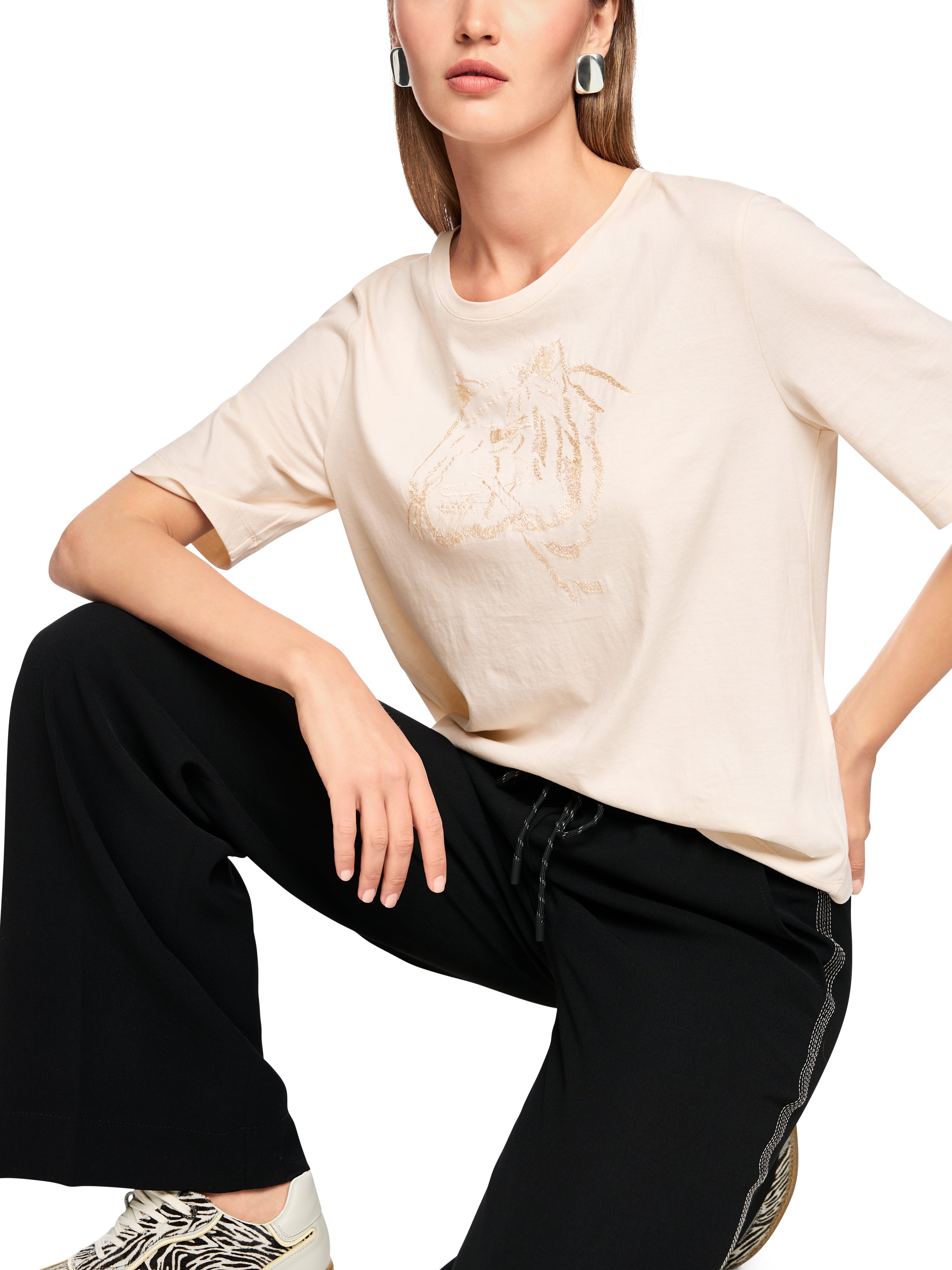 חולצת טי בגזרה רחבה עם צווארון עגול והדפס רקמה בעיטור חרוזיםהרכב: 100% כותנההדוגמנית בגובה 1.79 ולובשת מידה 3 של מארק קיין