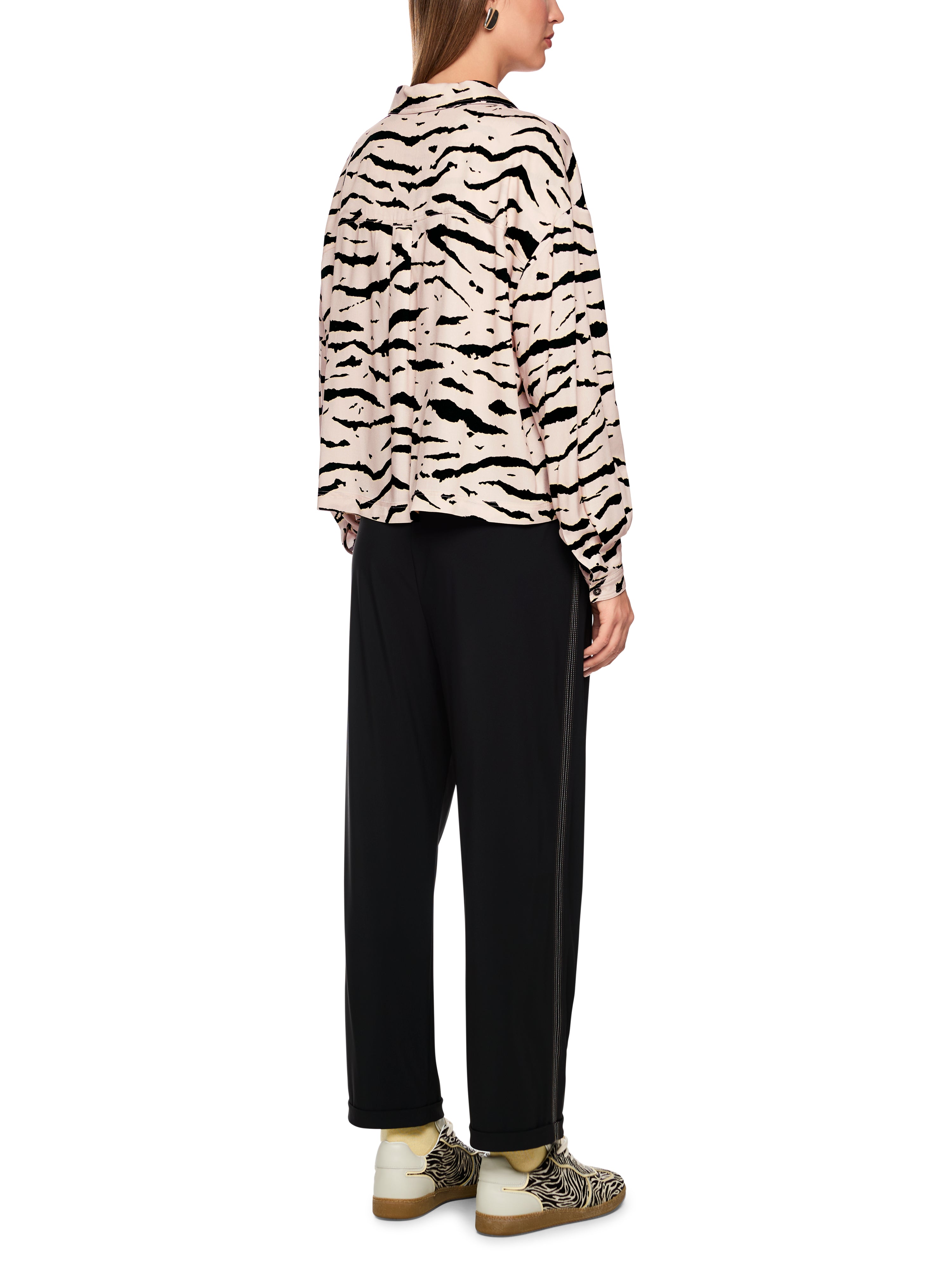 חולצה סגנון קז'ואל בגזרה רחבה עם הדפסהרכב: 100% ויסקוזההדוגמנית בגובה 1.79 ולובשת מידה 3 של מארק קיין