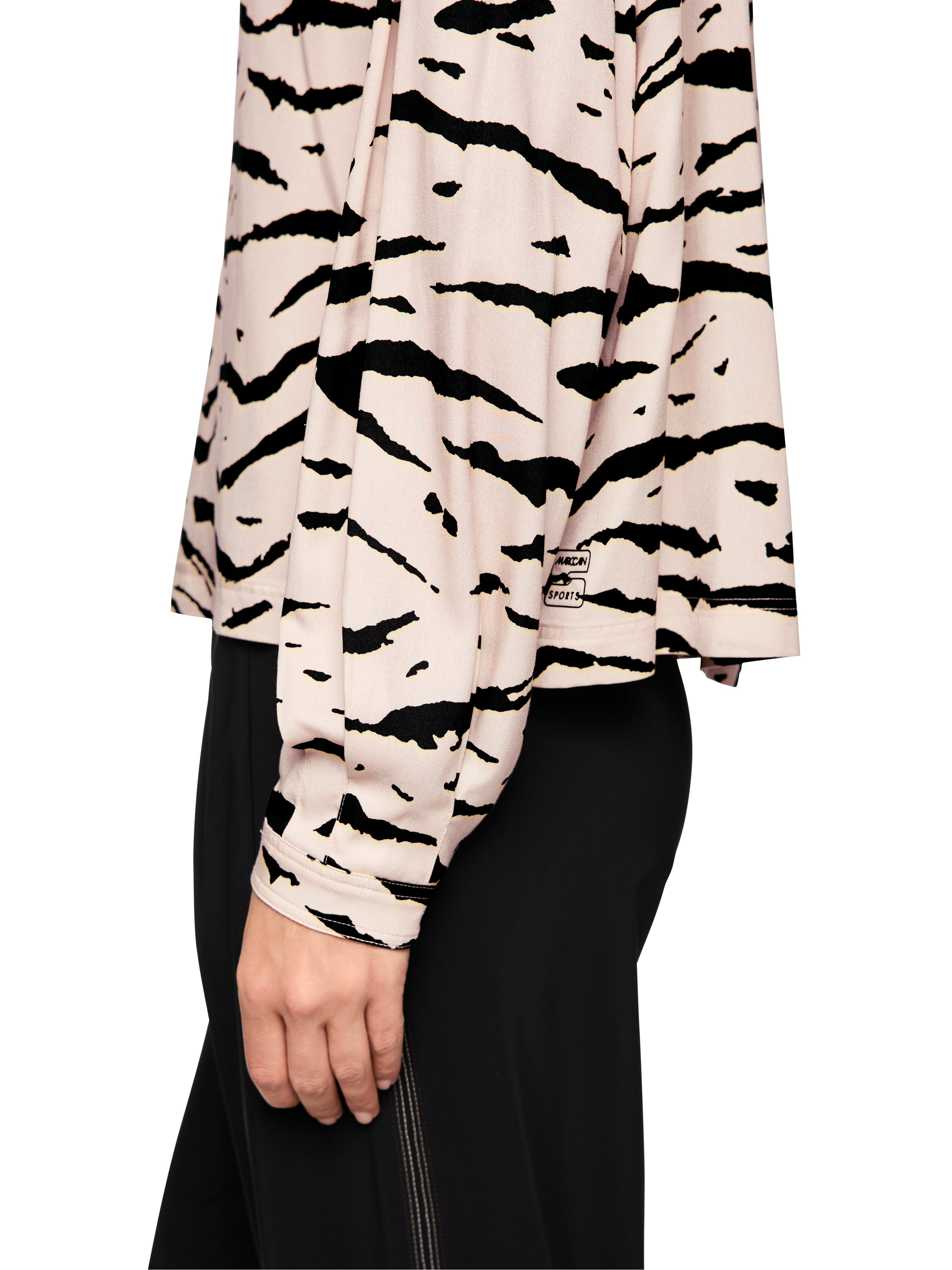 חולצה סגנון קז'ואל בגזרה רחבה עם הדפסהרכב: 100% ויסקוזההדוגמנית בגובה 1.79 ולובשת מידה 3 של מארק קיין