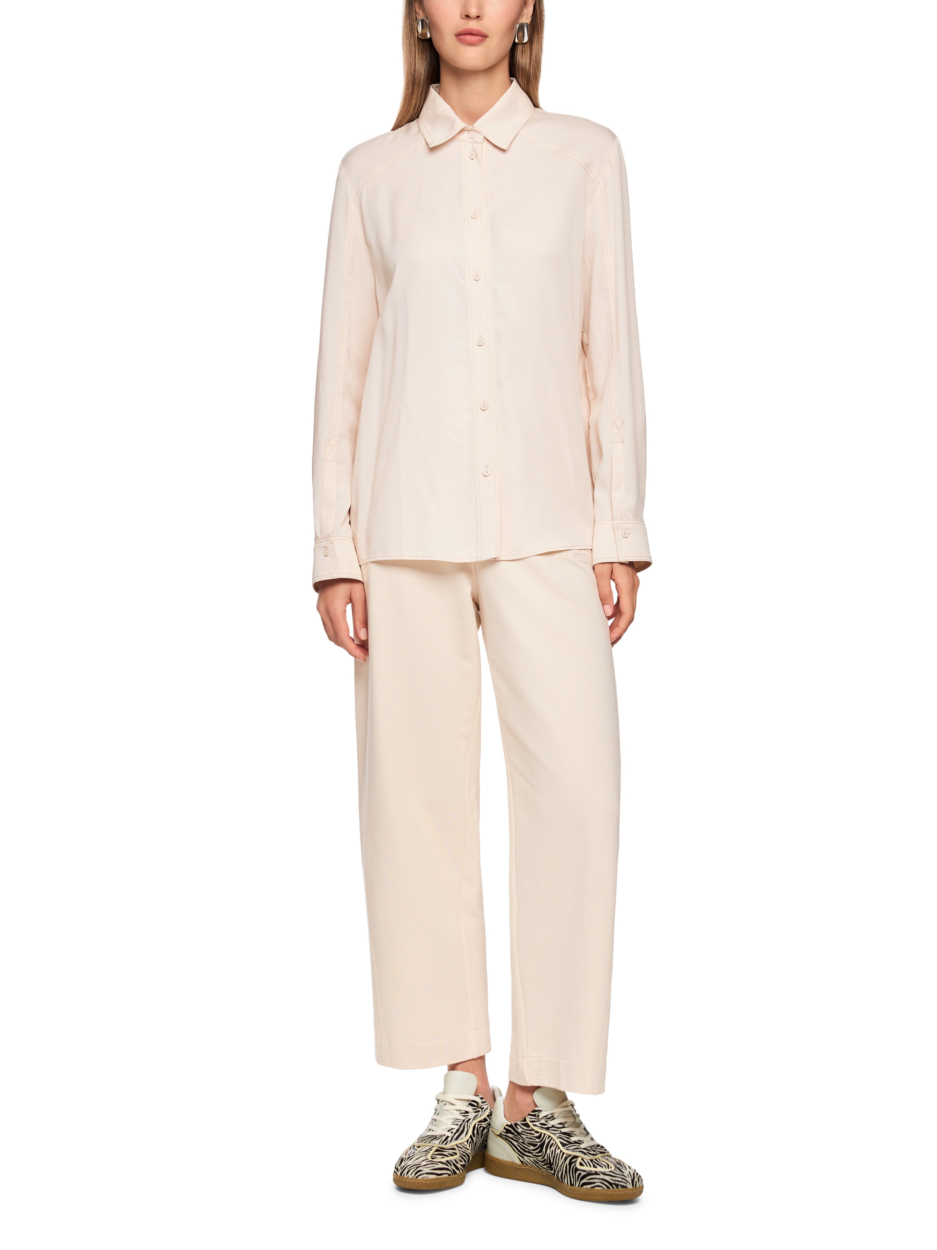 חולצה מכופתרת סגנון קלאסי בגזרה רחבה הרכב: 100% ליוסלהדוגמנית בגובה 1.79 ולובשת מידה 3 של מארק קיין