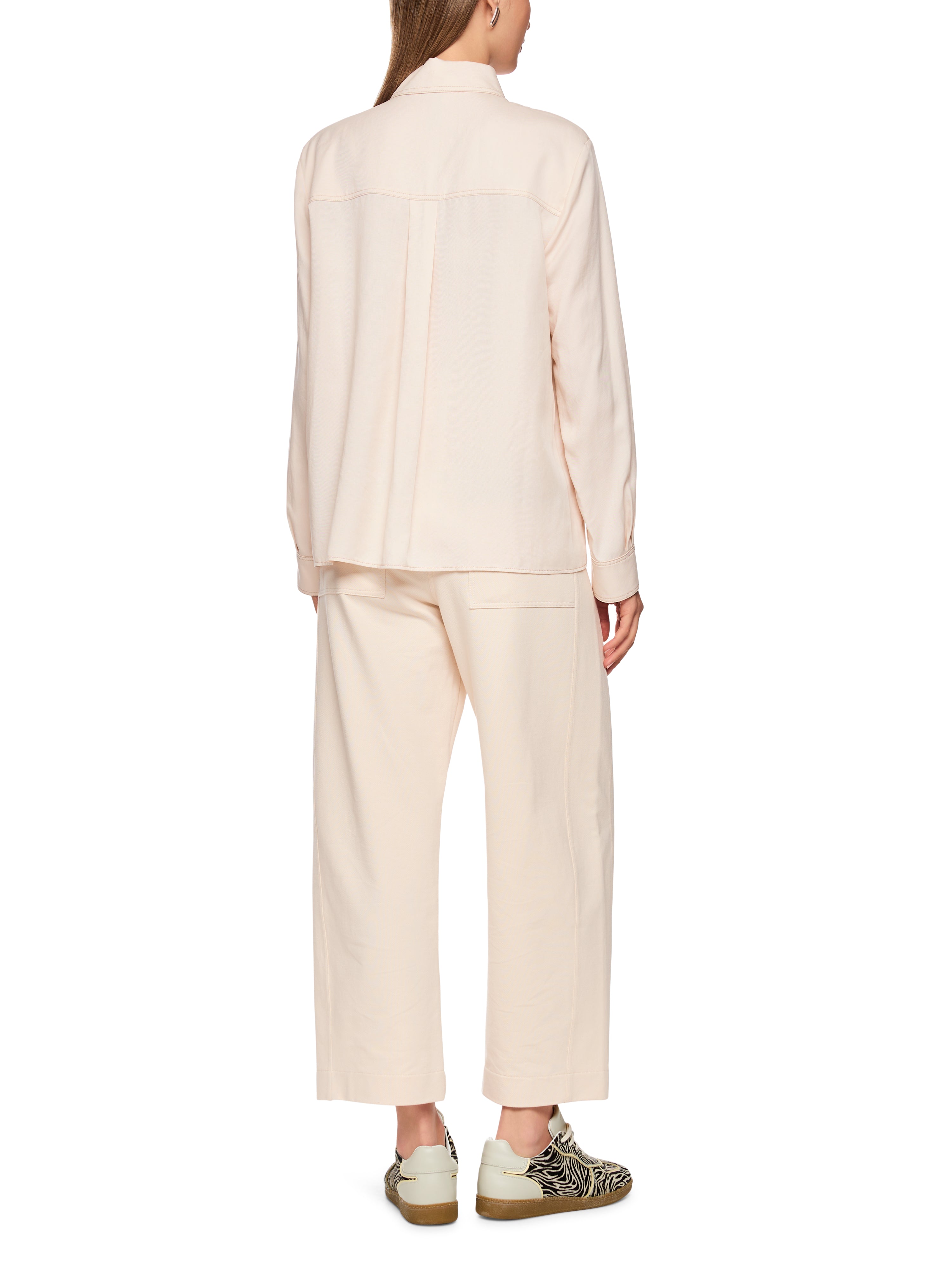 חולצה מכופתרת סגנון קלאסי בגזרה רחבה הרכב: 100% ליוסלהדוגמנית בגובה 1.79 ולובשת מידה 3 של מארק קיין