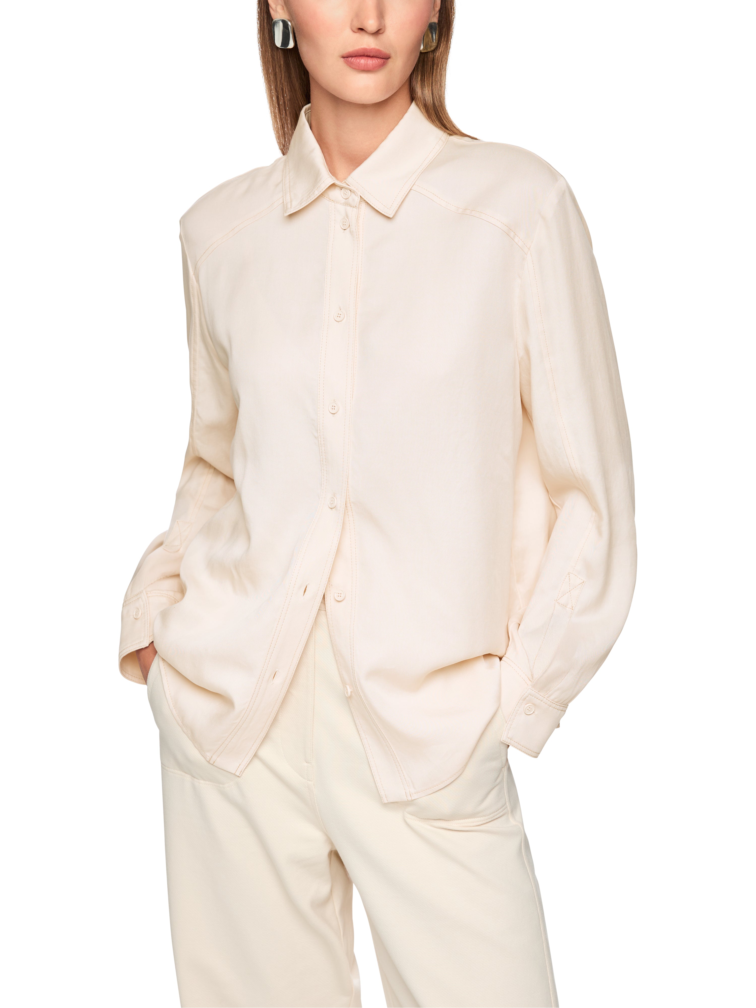 חולצה מכופתרת סגנון קלאסי בגזרה רחבה הרכב: 100% ליוסלהדוגמנית בגובה 1.79 ולובשת מידה 3 של מארק קיין