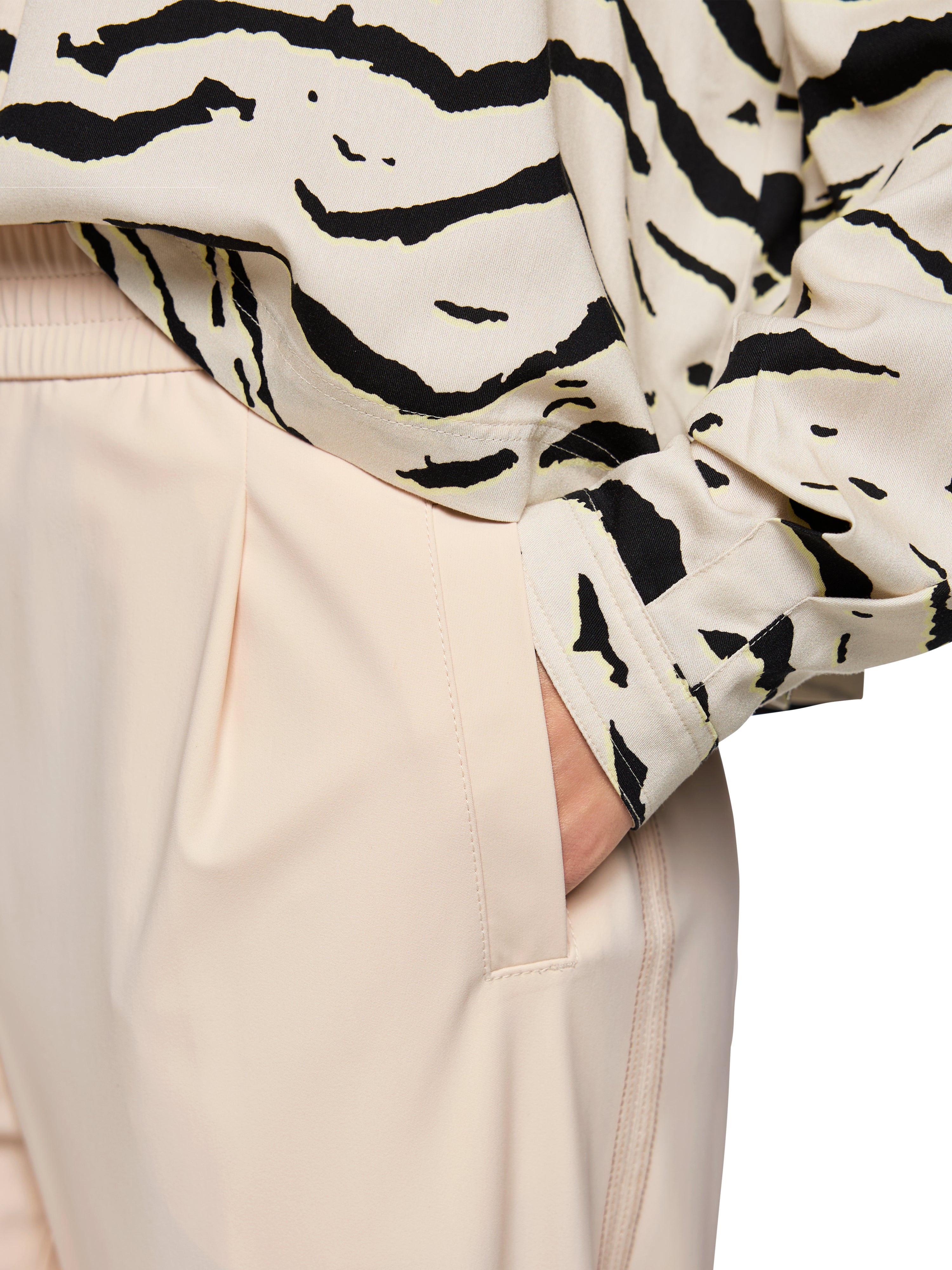 מכנסיים בגזרה רחבה סגנון ספורטיבי עם רצועת מותן אלסטית ומכפלתהרכב: 62% פוליאמיד, 27% אלסטן, 11% פוליאמידהדוגמנית בגובה 1.79 ולובשת מידה 3 של מארק קיין