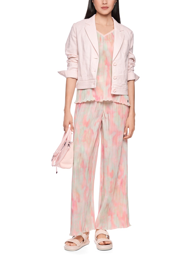 בלייזר בעיצוב קז'ואל, בסגנון ז'קט ג'ינס, עשוי בד קליל מתערובת כותנה ופשתן. גזרה ישרה וקצרה, ללא בטנה, עם שרוולים ארוכים וצרים בסיומת חפתים מכופתרים, צווארון דש, שני כיסי צד, כיס פאץ' קטן בחזית, וסגירה באמצעות 3 כפתורים.הרכב: 67% כותנה, 30% פשתן, 3% אלסטןהדוגמנית בגובה 1.79 ולובשת מידה 3 של מארק קיין