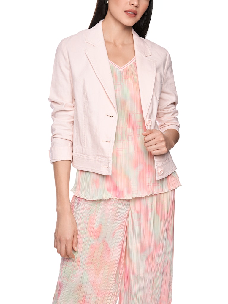 בלייזר בעיצוב קז'ואל, בסגנון ז'קט ג'ינס, עשוי בד קליל מתערובת כותנה ופשתן. גזרה ישרה וקצרה, ללא בטנה, עם שרוולים ארוכים וצרים בסיומת חפתים מכופתרים, צווארון דש, שני כיסי צד, כיס פאץ' קטן בחזית, וסגירה באמצעות 3 כפתורים.הרכב: 67% כותנה, 30% פשתן, 3% אלסטןהדוגמנית בגובה 1.79 ולובשת מידה 3 של מארק קיין