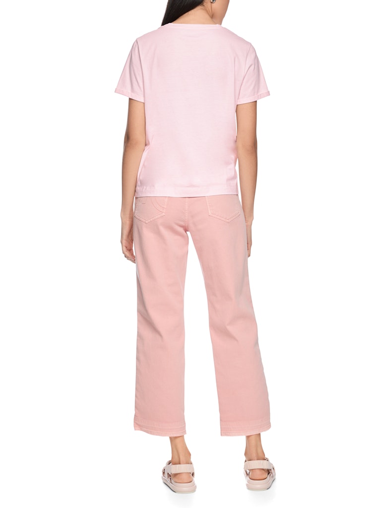 חולצת טישירט בגזרה משוחררת, עשויה כותנה טהורה, רכה ונעימה במיוחד. עם שרוולים קצרים, צווארון עגול, והדפס חזיתי צבעוני בשילוב רקמת פאייטים עדינה.הרכב: 100% כותנההדוגמנית בגובה 1.79 ולובשת מידה 3 של מארק קיין