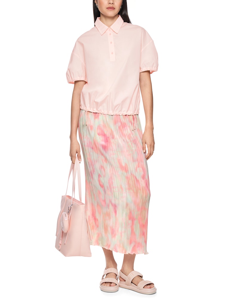 חולצה קצרה בגזרה רחבה ונינוחה, עשויה כותנה אורגנית טהורה, רכה ונעימה במיוחד. לחולצה צווארון קלאסי עם סגירת כפתורים, שרוולים קצרים ותפוחים עם סיומת כיווצים אלסטית, ומכפלת עם שרוכי קשירה בסגנון ספורטיבי, המאפשרים התאמת רוחב אישית.הרכב: 100% כותנה אורגניתהדוגמנית בגובה 1.79 ולובשת מידה 3 של מארק קיין