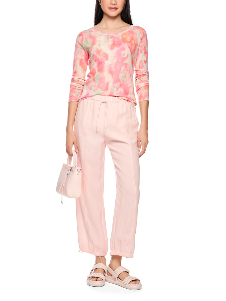 מכנסיים בעיצוב ספורטיבי, בגזרה רחבה ונינוחה, עשויים בד קליל מתערובת ויסקוזה. מותן אלסטי בגובה סטנדרטי, ומכפלת בגובה הקרסול, עם שרוכי קשירה להתאמה אישית, ושני כיסי צד.הרכב: 81% ויסקוזה, 19% פוליאסטרהדוגמנית בגובה 1.79 ולובשת מידה 3 של מארק קיין