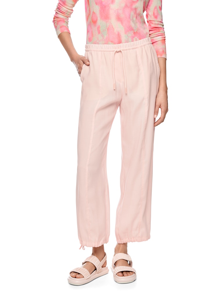 מכנסיים בעיצוב ספורטיבי, בגזרה רחבה ונינוחה, עשויים בד קליל מתערובת ויסקוזה. מותן אלסטי בגובה סטנדרטי, ומכפלת בגובה הקרסול, עם שרוכי קשירה להתאמה אישית, ושני כיסי צד.הרכב: 81% ויסקוזה, 19% פוליאסטרהדוגמנית בגובה 1.79 ולובשת מידה 3 של מארק קיין