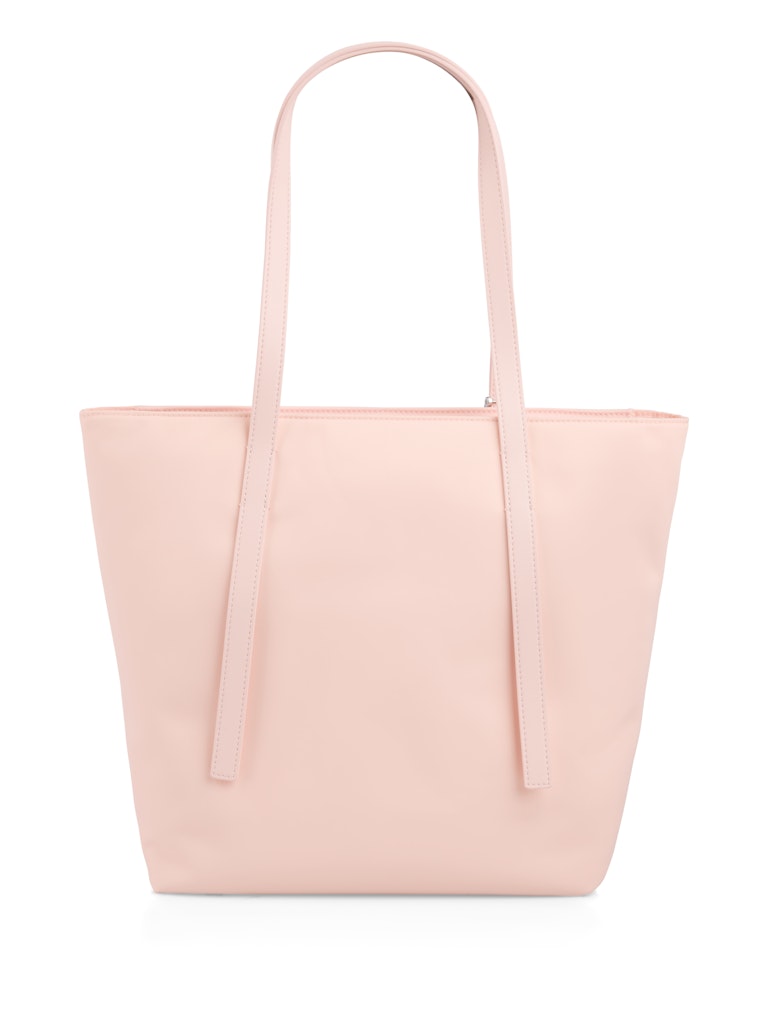 תיק כתף בגודל בינוני, עשוי חומר דמוי עור.עיצוב קלאסי, עם ידיות ארוכות, תא פנימי, סגירה באמצעות רוכסן, ותוספת דיטייל נשלף של ארנק מחזיק מפתחות עגול, המתחבר לידית בחזית.מידות: 28*17*30 ס"מהרכב: 100% פוליאמיד