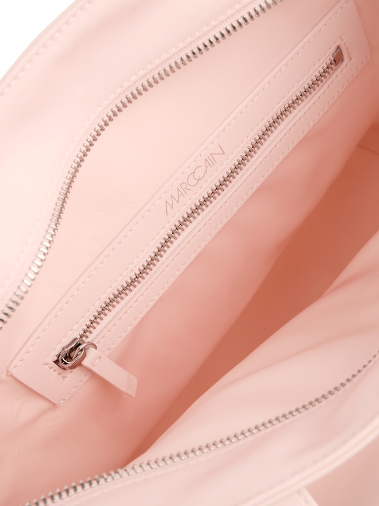 תיק כתף בגודל בינוני, עשוי חומר דמוי עור.עיצוב קלאסי, עם ידיות ארוכות, תא פנימי, סגירה באמצעות רוכסן, ותוספת דיטייל נשלף של ארנק מחזיק מפתחות עגול, המתחבר לידית בחזית.מידות: 28*17*30 ס"מהרכב: 100% פוליאמיד