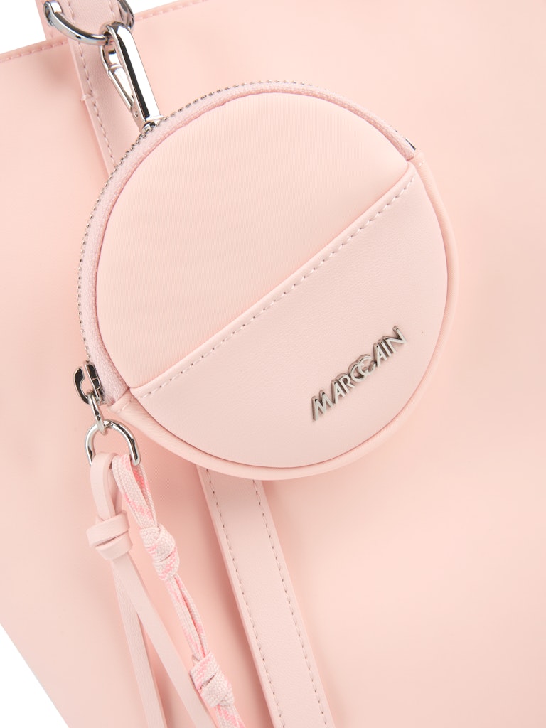 תיק כתף בגודל בינוני, עשוי חומר דמוי עור.עיצוב קלאסי, עם ידיות ארוכות, תא פנימי, סגירה באמצעות רוכסן, ותוספת דיטייל נשלף של ארנק מחזיק מפתחות עגול, המתחבר לידית בחזית.מידות: 28*17*30 ס"מהרכב: 100% פוליאמיד