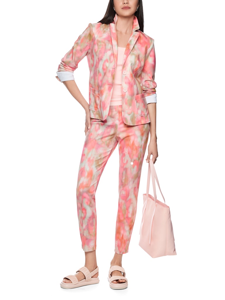 בלייזר בגזרה קלאסית וצמודה לגוף, עשוי בד ג'רזי סקובה נוח וגמיש. עם שני כיסי פאץ' חזיתיים, צווארון דש, וסגירה באמצעות 2 כפתורים. ללא בטנה.הרכב: 47% פוליאסטר, 47% ויסקוזה, 6% אלסטןהדוגמנית בגובה 1.79 ולובשת מידה 3 של מארק קיין