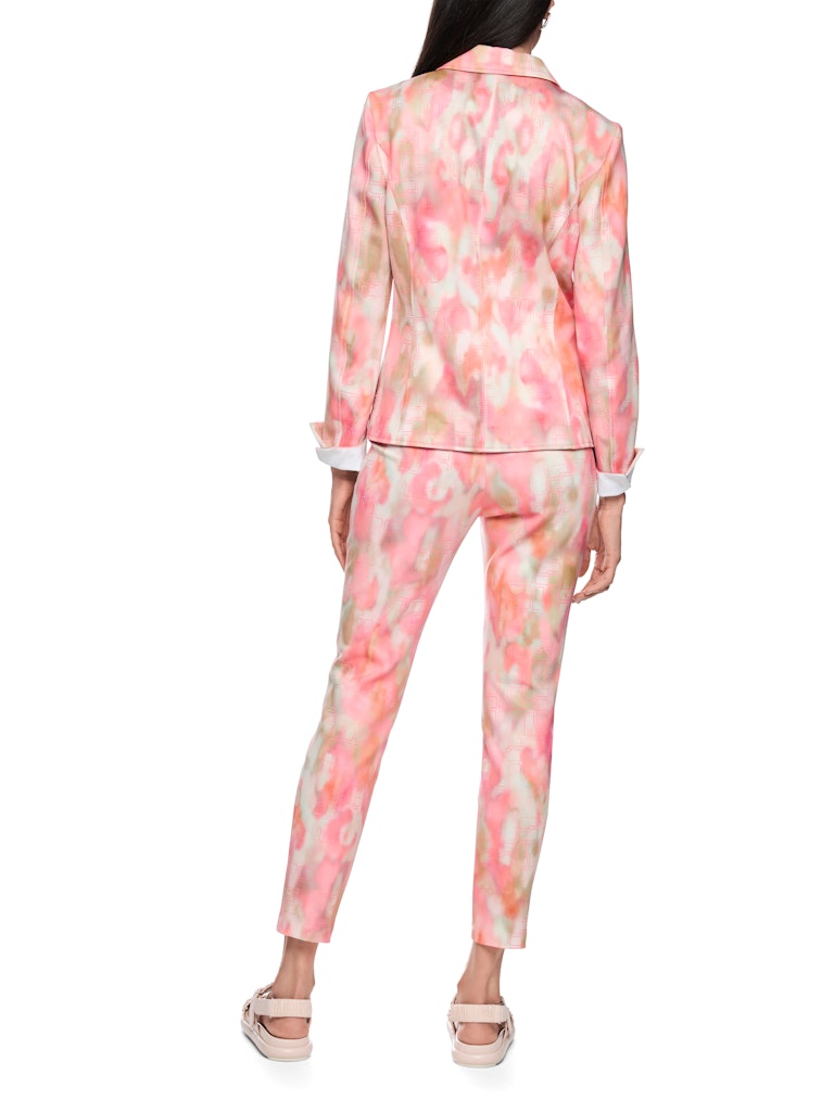 בלייזר בגזרה קלאסית וצמודה לגוף, עשוי בד ג'רזי סקובה נוח וגמיש. עם שני כיסי פאץ' חזיתיים, צווארון דש, וסגירה באמצעות 2 כפתורים. ללא בטנה.הרכב: 47% פוליאסטר, 47% ויסקוזה, 6% אלסטןהדוגמנית בגובה 1.79 ולובשת מידה 3 של מארק קיין