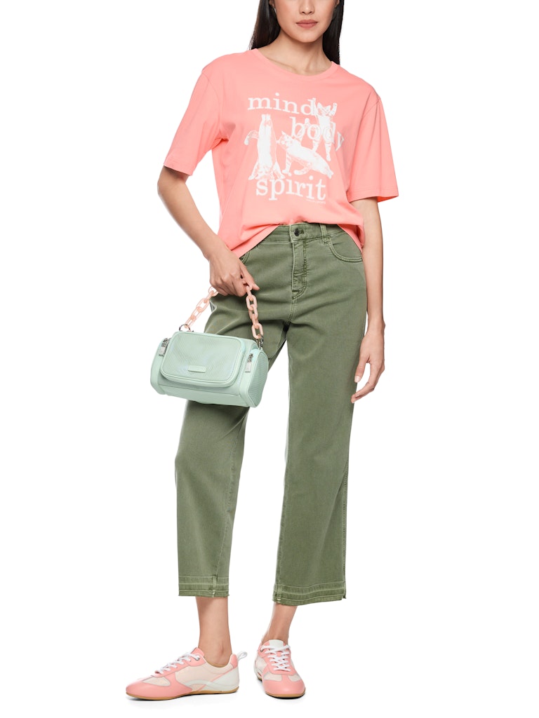 חולצת טישירט בגזרה ישרה ונינוחה, עשויה כותנה אורגנית רכה ונעימה במיוחד. עם שרוולים קצרים, צווארון עגול, והדפס חתולים בחזית.הרכב: 100% כותנה אורגניתהדוגמנית בגובה 1.79 ולובשת מידה 3 של מארק קיין