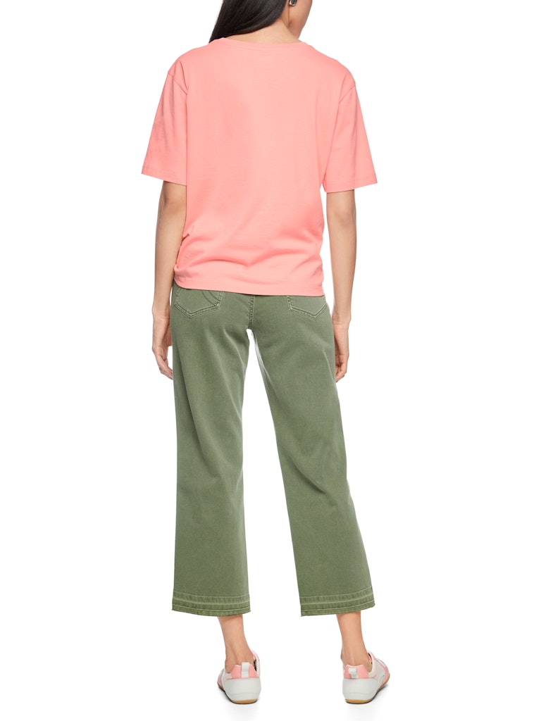 חולצת טישירט בגזרה ישרה ונינוחה, עשויה כותנה אורגנית רכה ונעימה במיוחד. עם שרוולים קצרים, צווארון עגול, והדפס חתולים בחזית.הרכב: 100% כותנה אורגניתהדוגמנית בגובה 1.79 ולובשת מידה 3 של מארק קיין