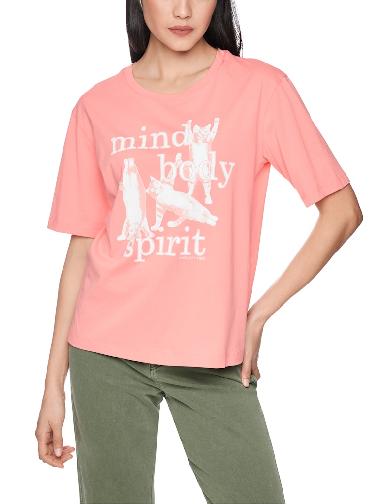 חולצת טישירט בגזרה ישרה ונינוחה, עשויה כותנה אורגנית רכה ונעימה במיוחד. עם שרוולים קצרים, צווארון עגול, והדפס חתולים בחזית.הרכב: 100% כותנה אורגניתהדוגמנית בגובה 1.79 ולובשת מידה 3 של מארק קיין