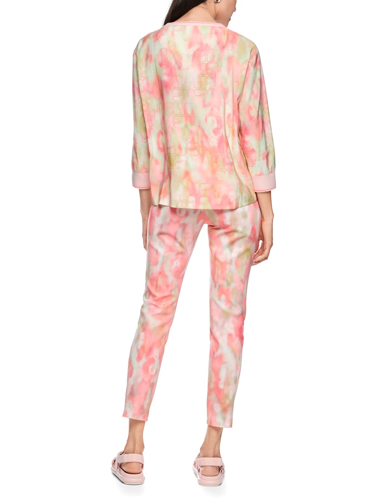 חולצה בגזרה רחבה ונינוחה, מבד ויסקוזה רך בהדפס צבעוני. שרוולים באורך 3/4, וצווארון עגול, בגימור מנג'טים ארוגים בדוגמת פסים.הרכב: 85% ויסקוזה, 15% פוליאמידהדוגמנית בגובה 1.79 ולובשת מידה 3 של מארק קיין