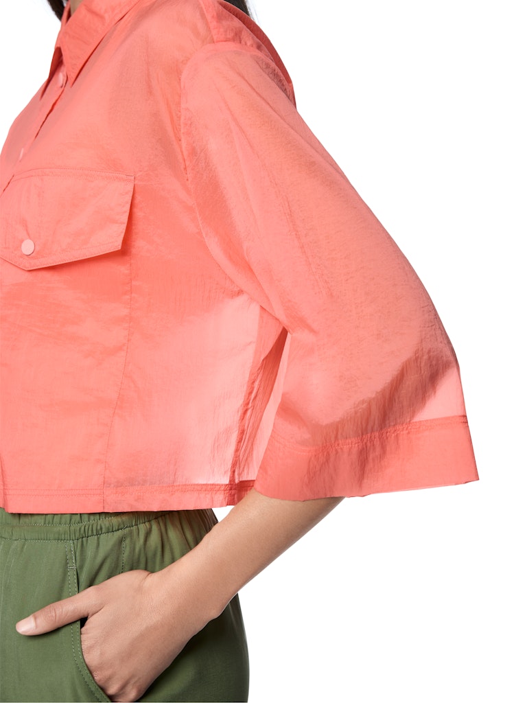 חולצה מכופתרת בגזרה רחבה ומשוחררת, ובאורך קרופ קצר, עשויה בד שקפקף וקליל במגע רך. לחולצה שרוולים רחבים באורך 3/4, שני כיסים גדולים בחזית, צווארון קלאסי, וסגירה לכל האורך באמצעות תיקתקים. מושלמת ללבישה גם כעליונית דקה.הרכב: 100% כותנה אורגניתהדוגמנית בגובה 1.79 ולובשת מידה 3 של מארק קיין