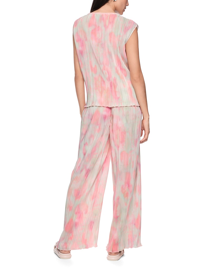 חולצה ללא שרוולים בגזרה רחבה ונינוחה, מבד קליל וזורם בטקסטורת קפלים עדינה, עם הדפס צבעוני וצווארון וי.הרכב: 100% פוליאסטרהדוגמנית בגובה 1.79 ולובשת מידה 3 של מארק קיין