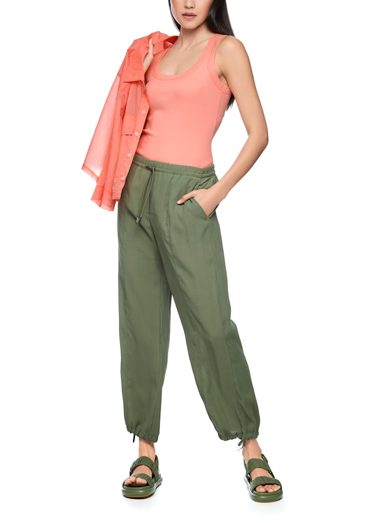 גופייה מבד כותנה רך וגמיש, ארוג בטקסטורת פסי ריב דקים. גזרה צמודה לגוף, עם צווארון עגול במפתח עמוק, וכתפיות רחבות.הרכב: 94% כותנה, 6% אלסטןהדוגמנית בגובה 1.79 ולובשת מידה 3 של מארק קיין