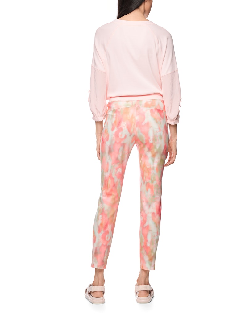 מכנסיים בגזרה צמודה לגוף, בעיצוב ספורטיבי, עשויים בד ג'רזי סקובה גמיש ונוח בהדפס צבעוני. מותן בגובה רגיל, עם רצועת גומי בדוגמת פסים, ותפרים מודגשים.הרכב: 91% פוליאסטר, 9% אלסטןהדוגמנית בגובה 1.79 ולובשת מידה 3 של מארק קיין