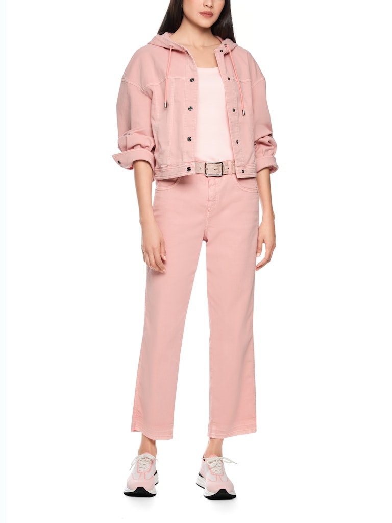 מכנסי ג'ינס בגזרת Straight Leg, נשית ונוחה, גובה מותן סטנדרטי, ומכפלת בגובה הקרסול. המכנסיים עשויים בד כותנה רך ואלסטי, עם עיצוב 5 כיסים קלאסי, לולאות לחגורה, וסגירה באמצעות רוכסן וכפתור.הרכב: 98% כותנה, 2% אלסטןהדוגמנית בגובה 1.79 ולובשת מידה 3 של מארק קיין