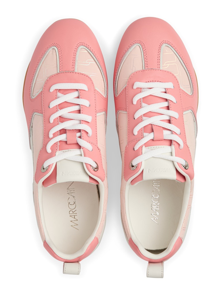 נעלי סניקרס בעיצוב אופנתי, עשויות עור איכותי בשילוב בד, בגווני ורוד, אפרסק וקרם. עם חרטום מעוגל, סולייה שטוחה ואלסטית, ושרוכי קשירה.גובה סולייה: 1 ס"מהרכב: 90% עור, 10% פוליאמיד