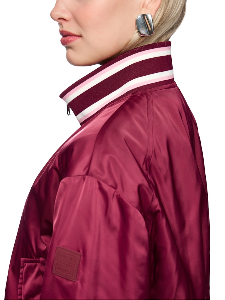 ז'קט דו צדדי רך ונעים עם ריפוד קל, בגזרת בומבר קלאסית, רחבה ובאורך המותן. סגנון ספורטיבי, עם צווארון גבוה, זוג כיסים צידיים, סגירת רוכסן דו כיווני, ובגימור מנג'טים סרוגים אלסטיים. צידו האחד של הז'קט בגוון בורדו, וצידו השני בהדפס מנומר.הרכב: 100% פוליאסטרהדוגמנית בגובה 1.79 ולובשת מידה 3 של מארק קיין