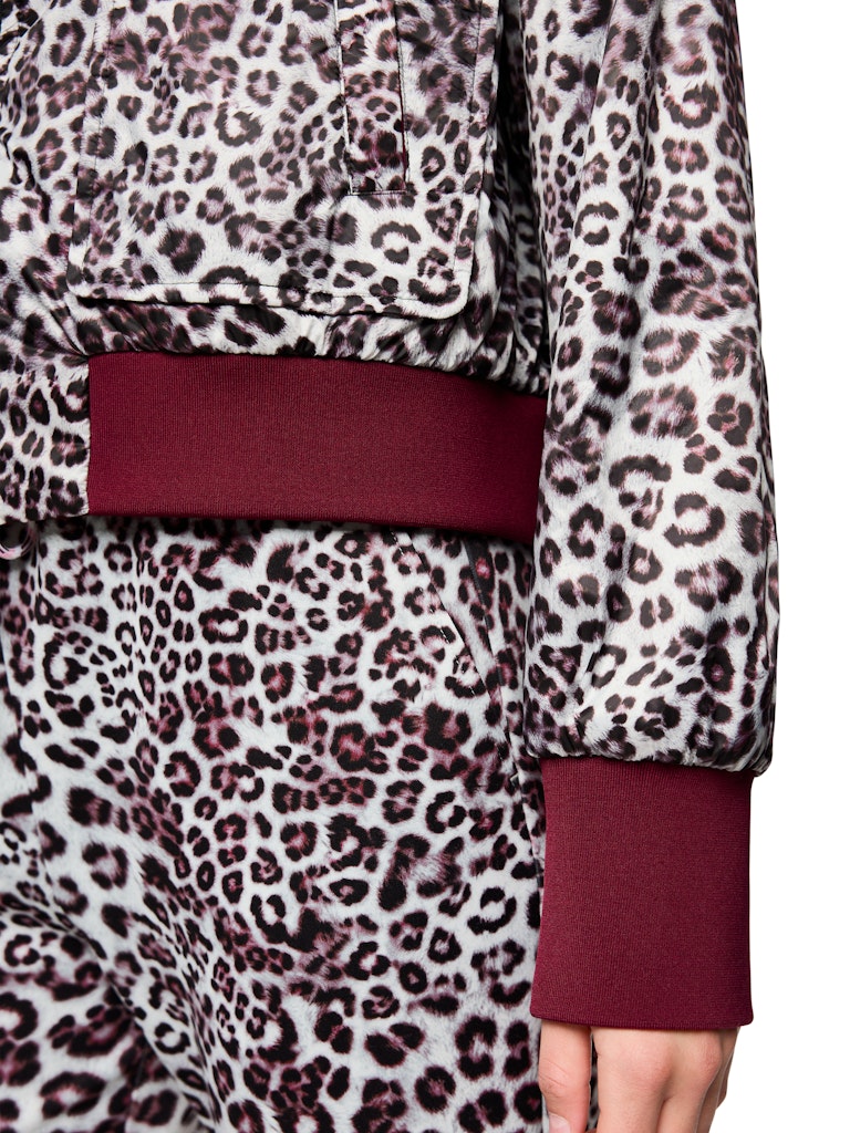 ז'קט דו צדדי רך ונעים עם ריפוד קל, בגזרת בומבר קלאסית, רחבה ובאורך המותן. סגנון ספורטיבי, עם צווארון גבוה, זוג כיסים צידיים, סגירת רוכסן דו כיווני, ובגימור מנג'טים סרוגים אלסטיים. צידו האחד של הז'קט בגוון בורדו, וצידו השני בהדפס מנומר.הרכב: 100% פוליאסטרהדוגמנית בגובה 1.79 ולובשת מידה 3 של מארק קיין