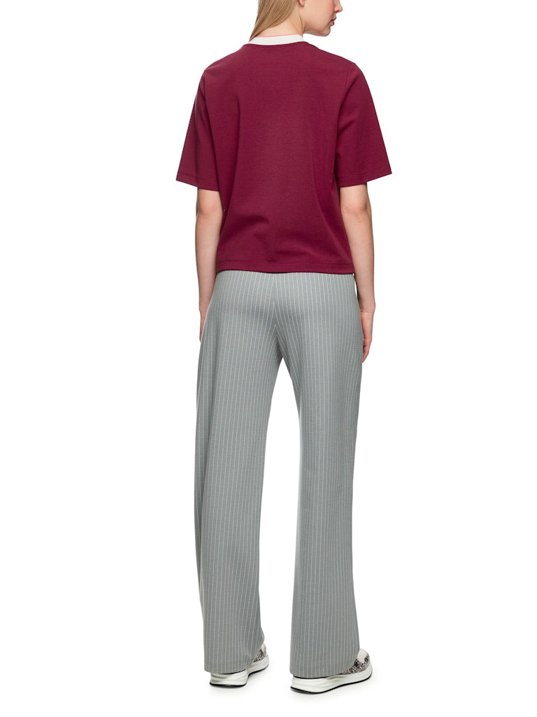 חולצת טי בגזרה ישרה ונינוחה, עם שרוולים באורך המרפק.הרכב: 47% כותנה, 47% מודל, 6% אלסטןהדוגמנית בגובה 1.79 ולובשת מידה 3 של מארק קיין