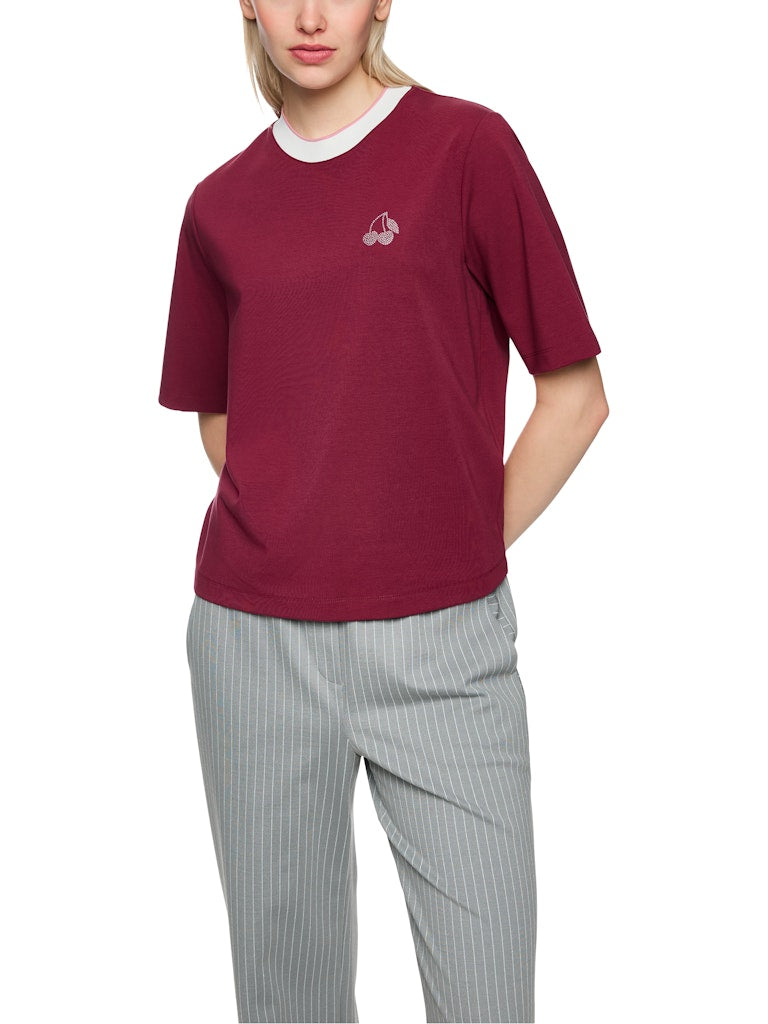 חולצת טי בגזרה ישרה ונינוחה, עם שרוולים באורך המרפק.הרכב: 47% כותנה, 47% מודל, 6% אלסטןהדוגמנית בגובה 1.79 ולובשת מידה 3 של מארק קיין